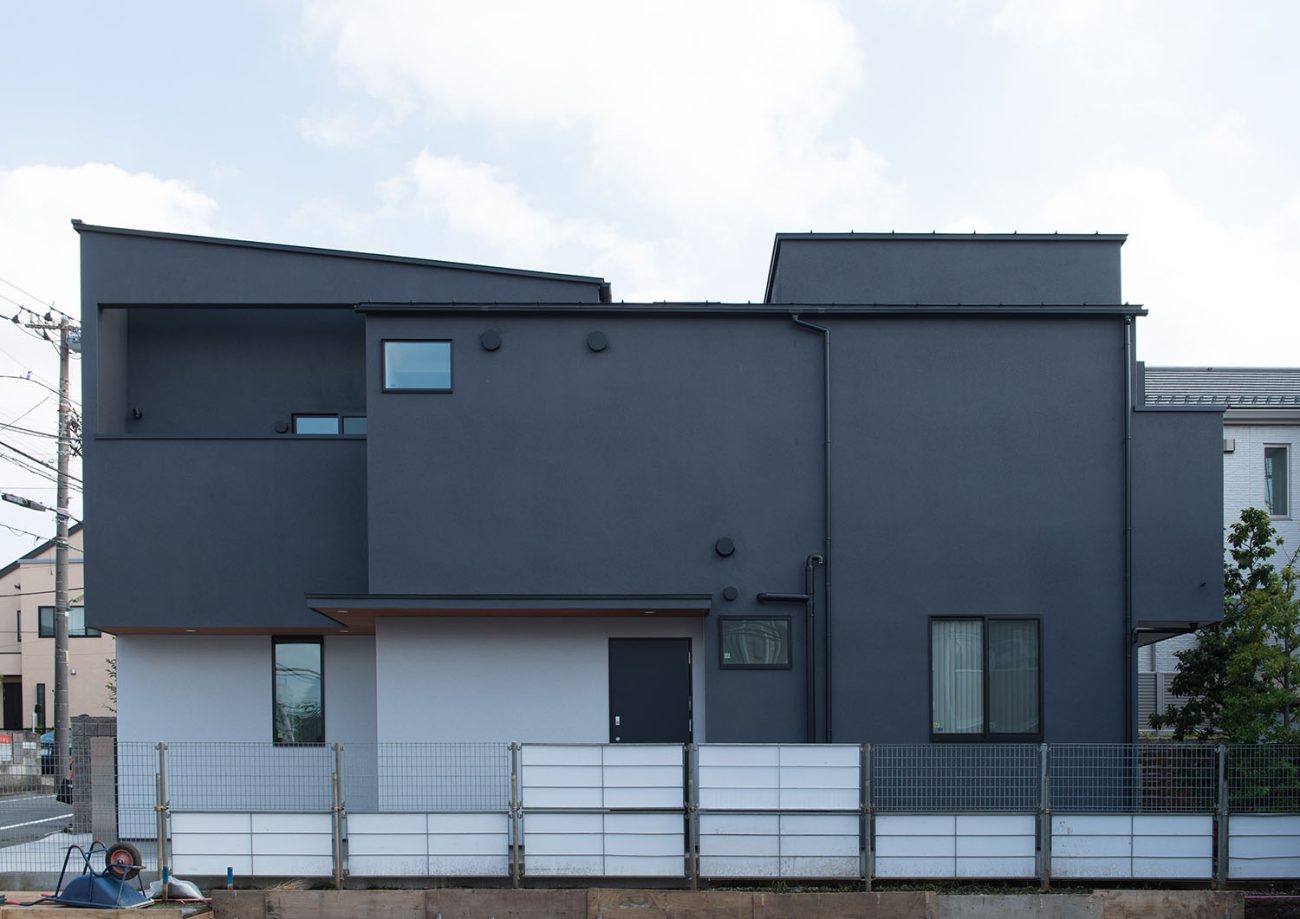 ネイビーとグレーの外壁の家の側面・デザイン住宅 注文住宅・デザイン住宅建築実例_『CASE597 Ambiguous Expression』_外観
