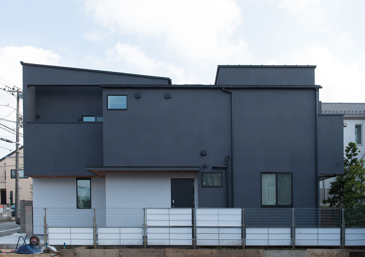 ネイビーとグレーの外壁の家の側面・デザイン住宅 注文住宅・デザイン住宅建築実例_『CASE597 Ambiguous Expression』_外観