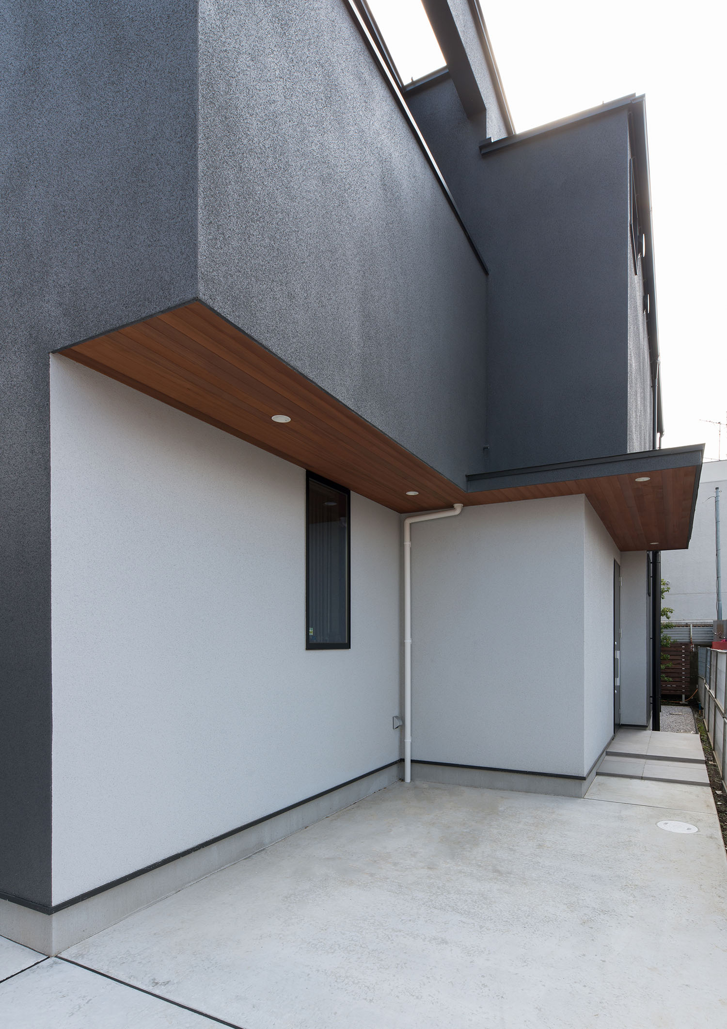 木目の軒天井があるネイビーとグレーの外壁の家・デザイン住宅 注文住宅・デザイン住宅建築実例_『CASE597 Ambiguous Expression』_外観