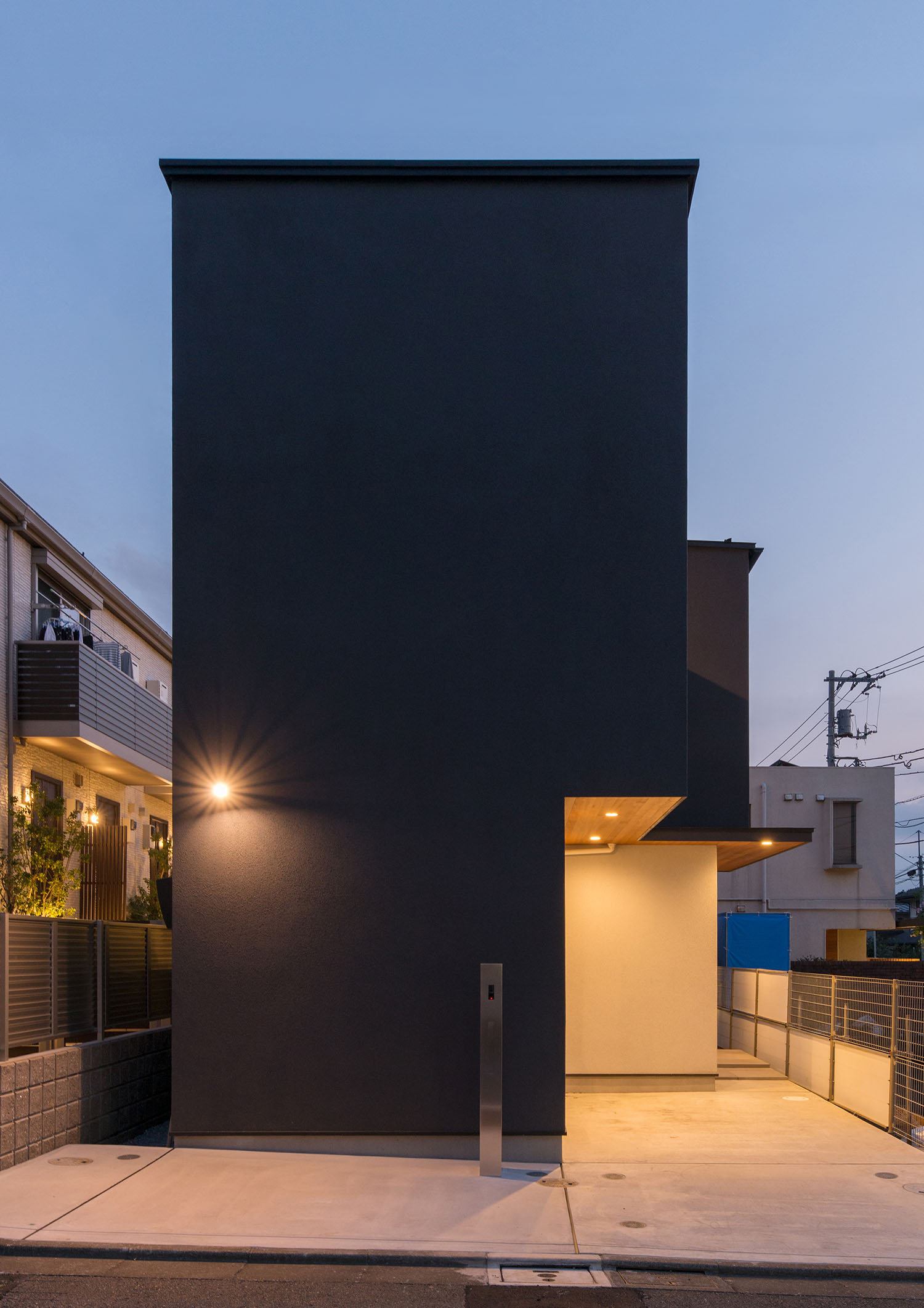 外壁に照明が取り付けられた窓のない外観の家・デザイン住宅 注文住宅・デザイン住宅建築実例_『CASE597 Ambiguous Expression』_外観