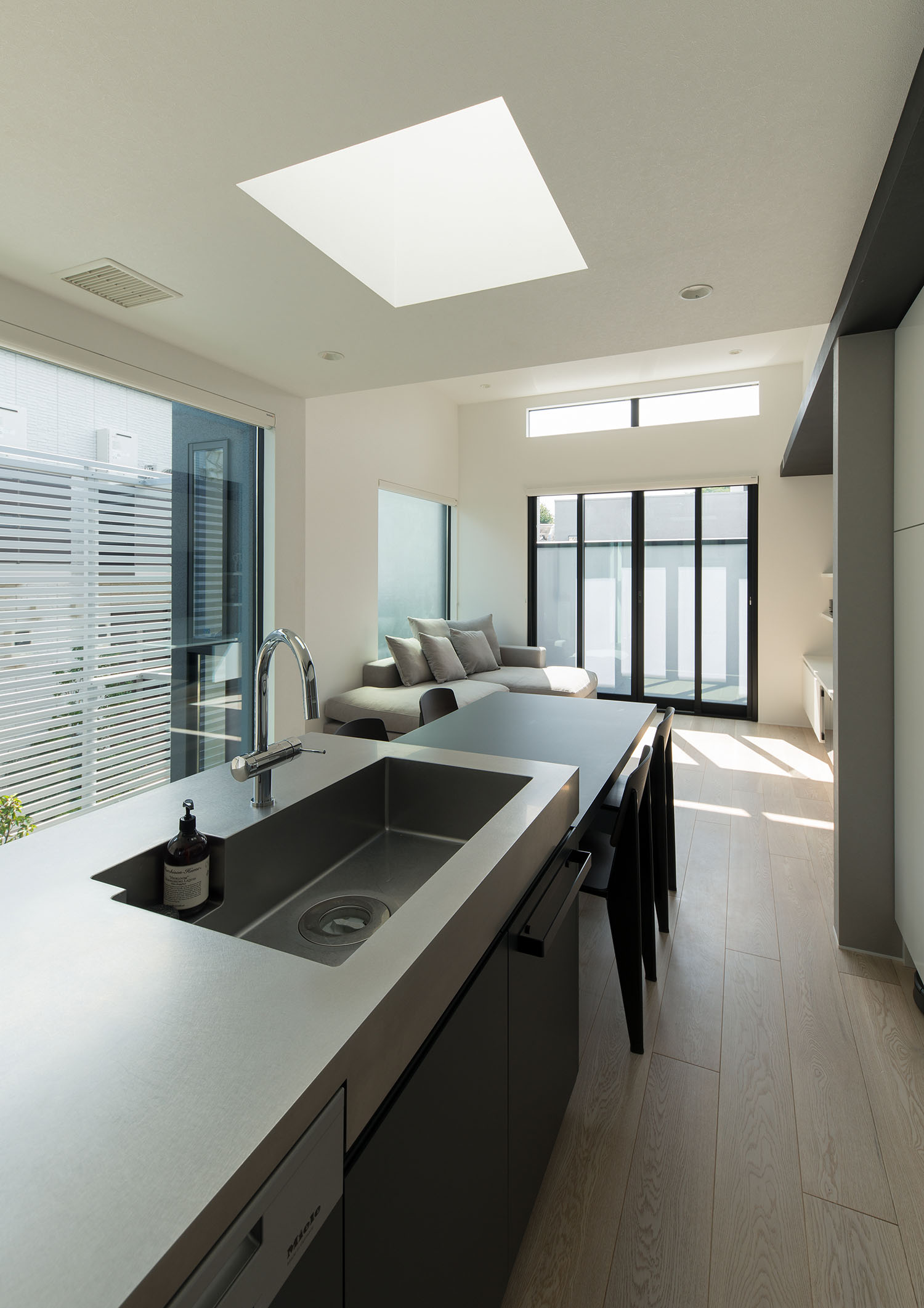 中庭やバルコニーに面した窓があるLDK・デザイン住宅 注文住宅・デザイン住宅建築実例_『CASE597 Ambiguous Expression』_LDK