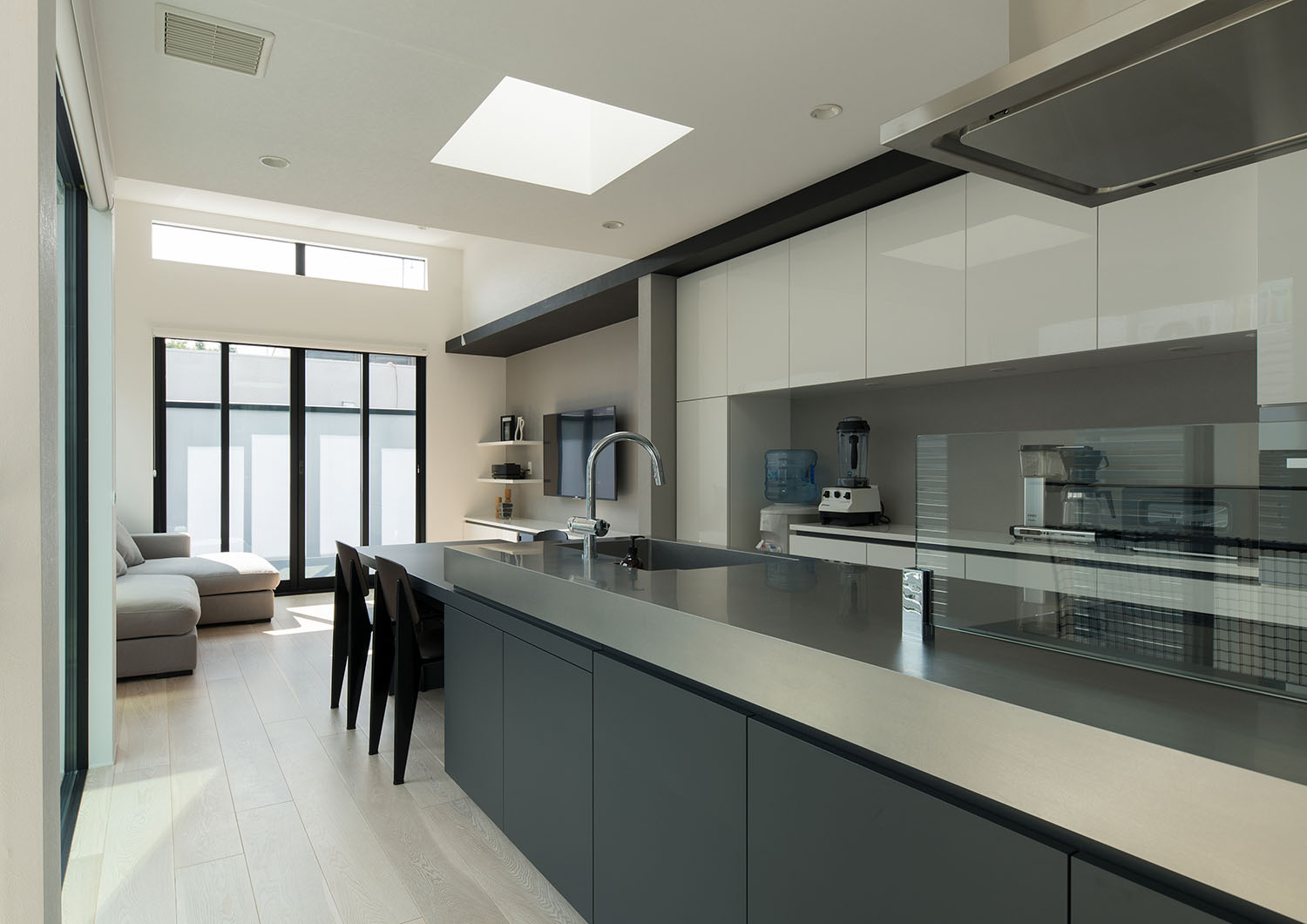 キッチンとダイニングテーブルが横並びになった天窓付きのLDK・デザイン住宅 注文住宅・デザイン住宅建築実例_『CASE597 Ambiguous Expression』_LDK