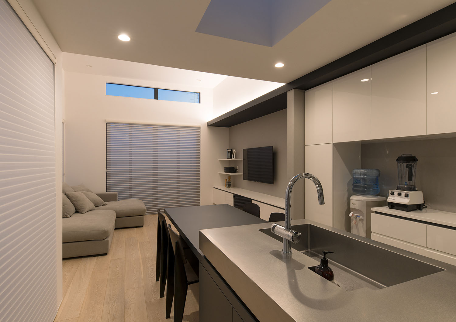 窓にブラインドを取り付けた天井高を変えたLDK・デザイン住宅 注文住宅・デザイン住宅建築実例_『CASE597 Ambiguous Expression』_LDK