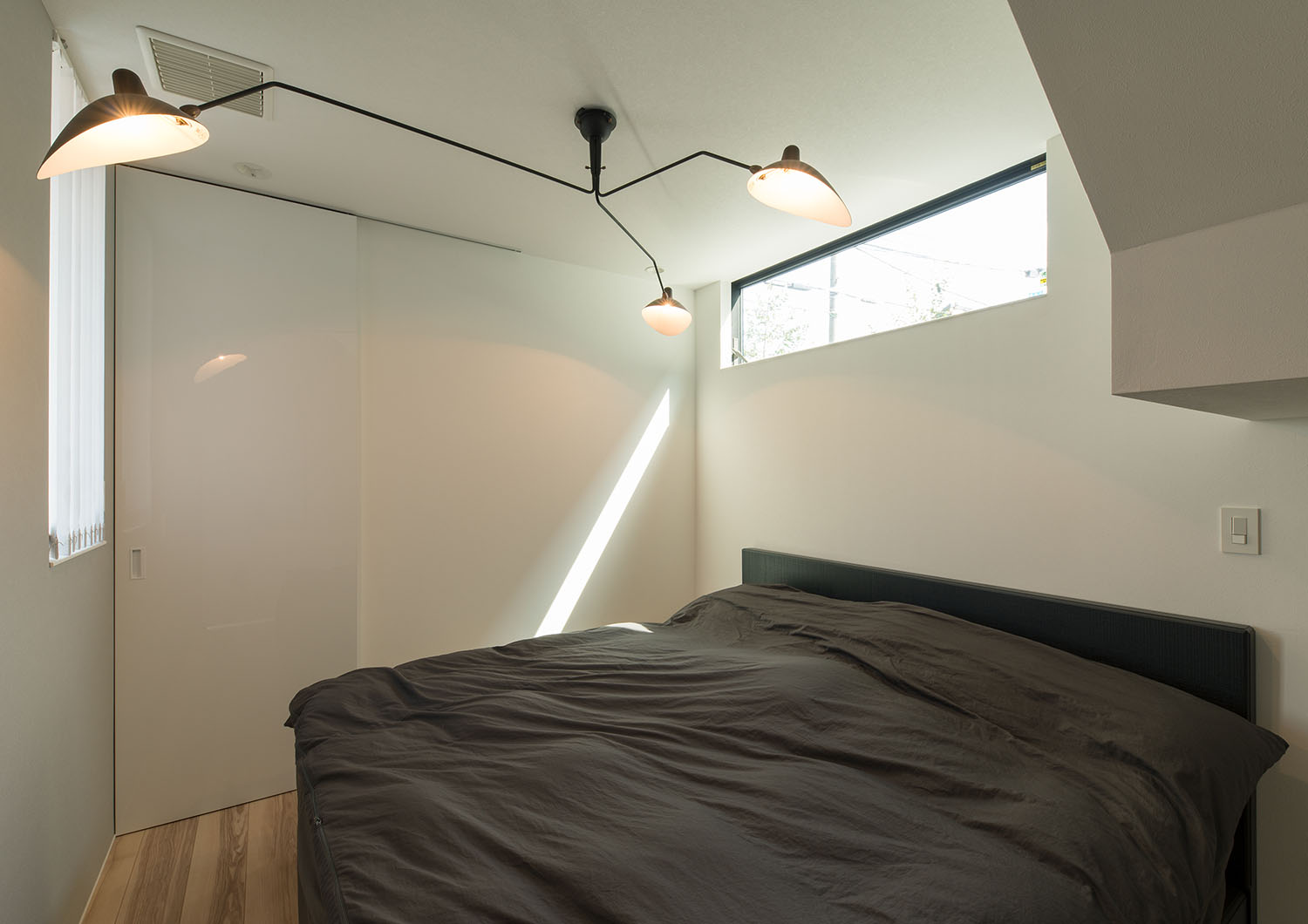 ハイサイドライトや間接照明があるブラウンのベッドの寝室・デザイン住宅 注文住宅・デザイン住宅建築実例_『CASE597 Ambiguous Expression』_寝室