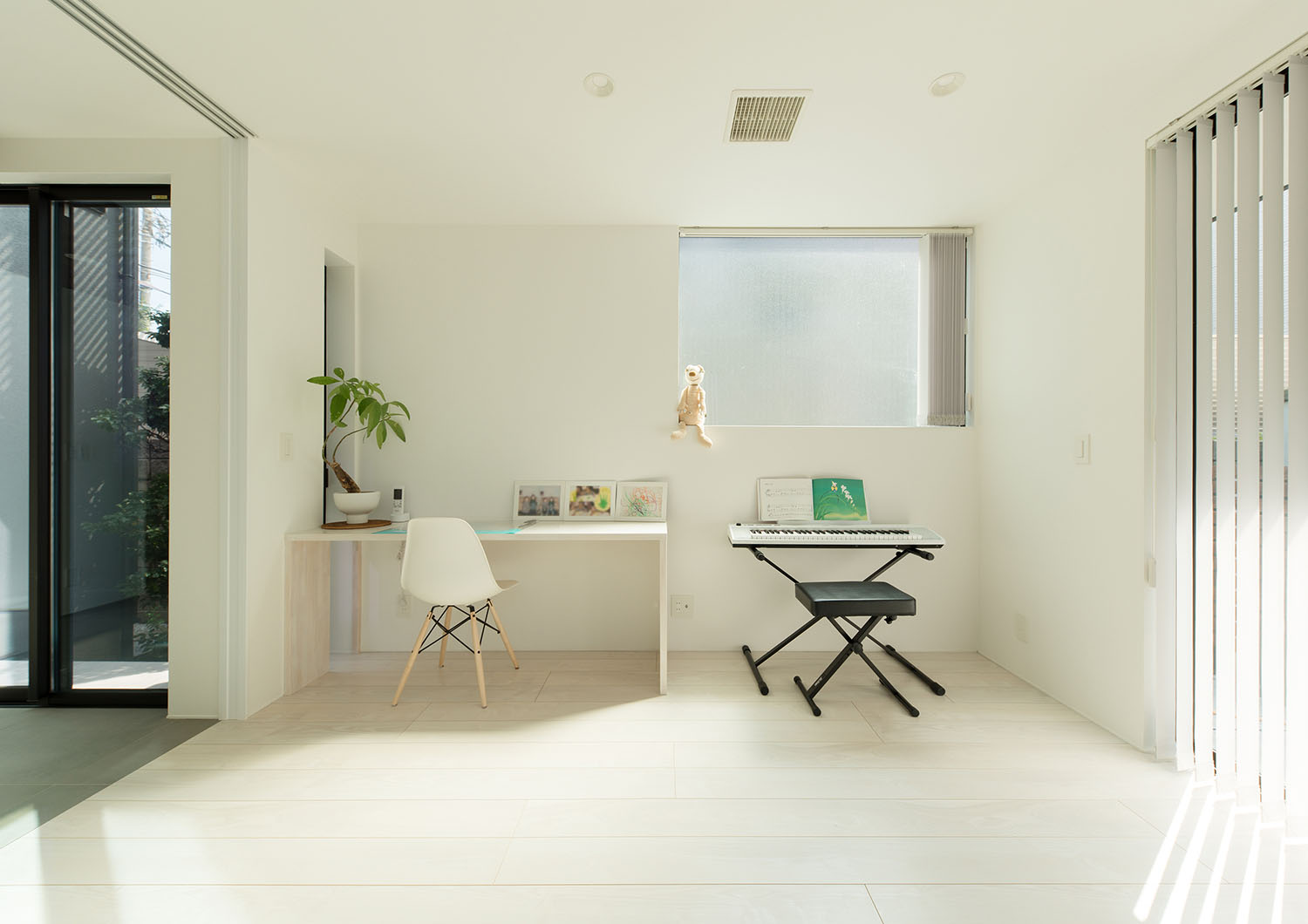 壁付けデスクの隣に電子ピアノを置いた曇りガラスの窓がある子供部屋・デザイン住宅 注文住宅・デザイン住宅建築実例_『CASE597 Ambiguous Expression』_子供部屋