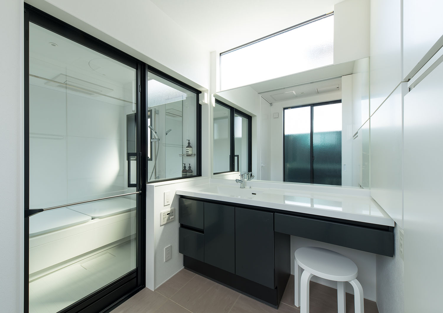 浴室とガラスの扉で仕切られた、ハイサイドライトのある洗面所・デザイン住宅 注文住宅・デザイン住宅建築実例_『CASE597 Ambiguous Expression』_浴室・洗面所