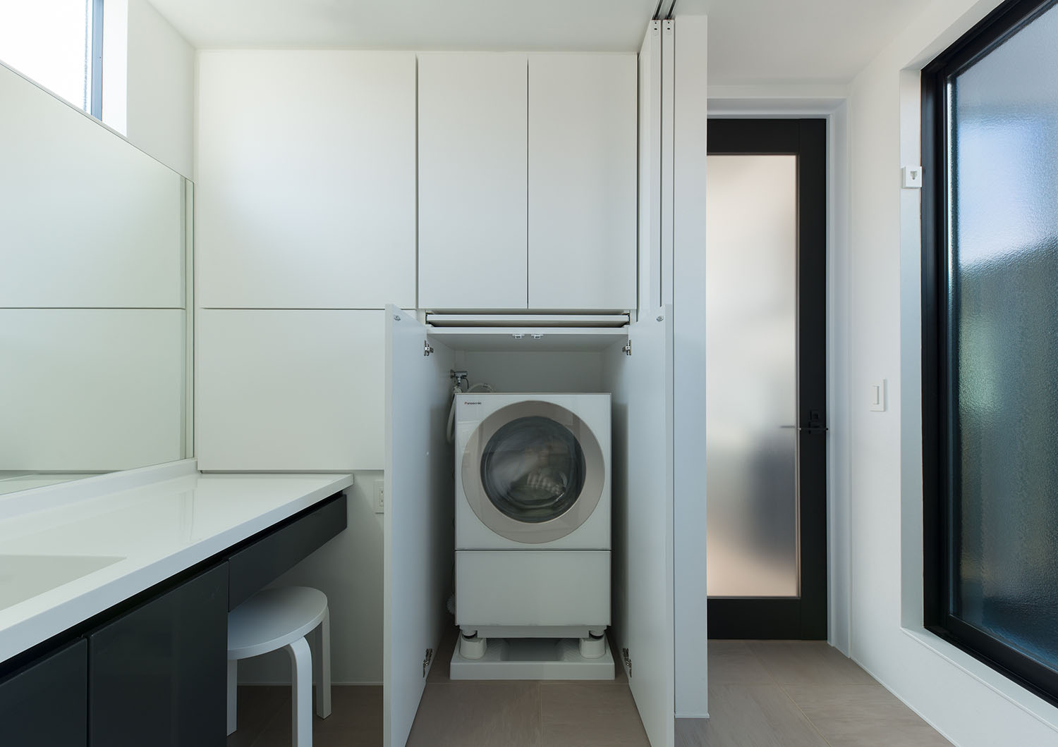 洗濯機を白い扉付きの収納で囲んだ洗面所・デザイン住宅 注文住宅・デザイン住宅建築実例_『CASE597 Ambiguous Expression』_浴室・洗面所