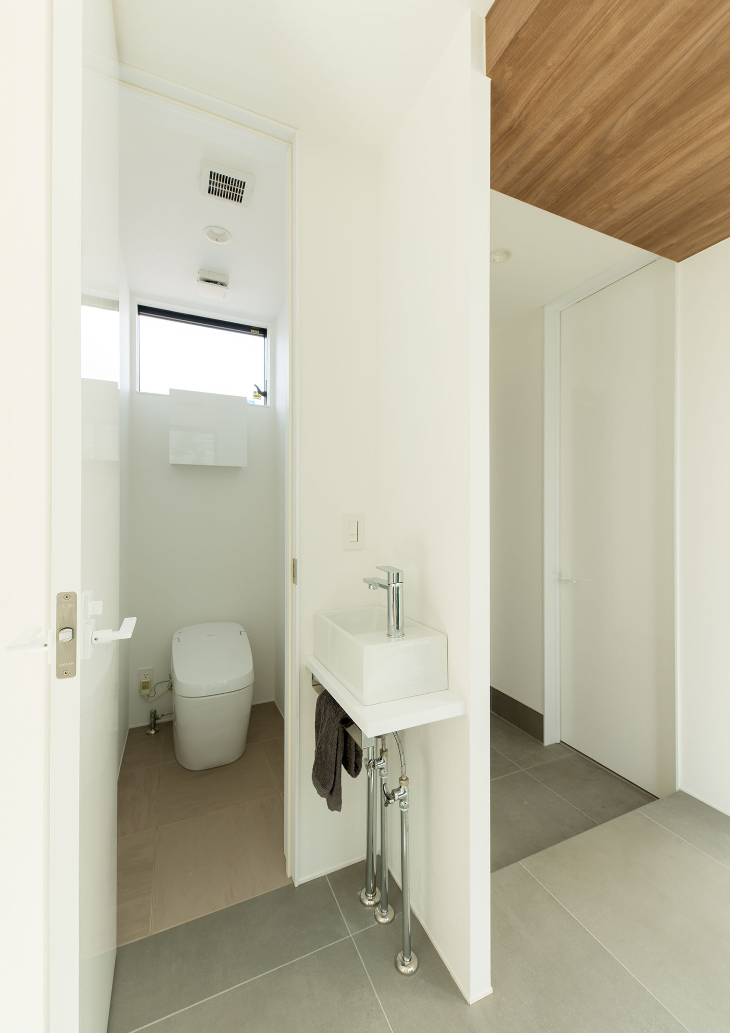 トイレを出たすぐそばにある手洗いカウンター・デザイン住宅 注文住宅・デザイン住宅建築実例_『CASE597 Ambiguous Expression』_トイレ