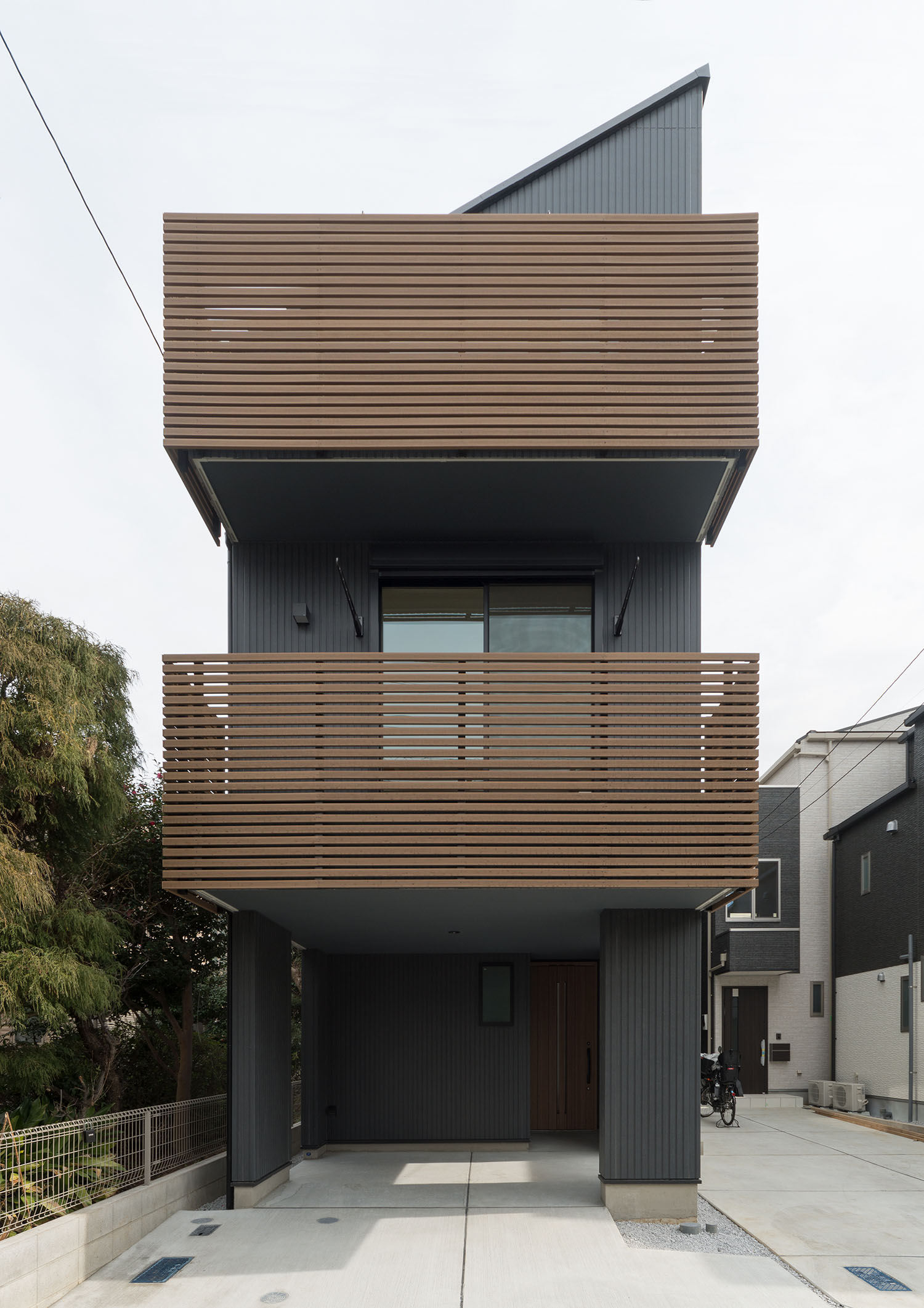 デザイン住宅建築実例_外観・注文住宅『CASE599 日向ぼっこしたくなる階段のある家』の建築実例・施⼯例の写真・建物外観全体 注文住宅・デザイン住宅建築実例_『CASE599 日向ぼっこしたくなる階段のある家』_外観