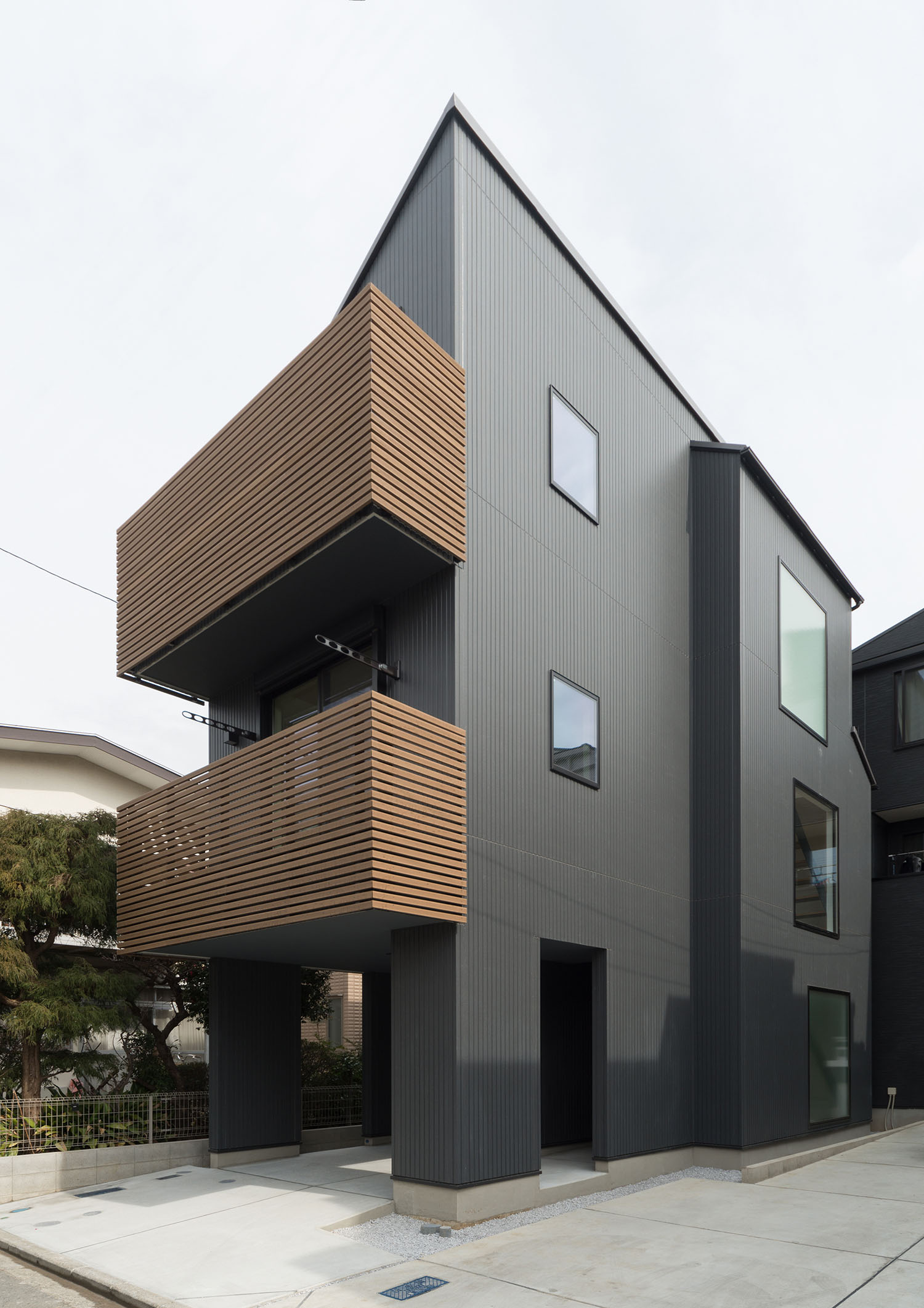 黒い外壁にルーバーの目隠しがついたベランダがある家・デザイン住宅 注文住宅・デザイン住宅建築実例_『CASE599 日向ぼっこしたくなる階段のある家』_外観