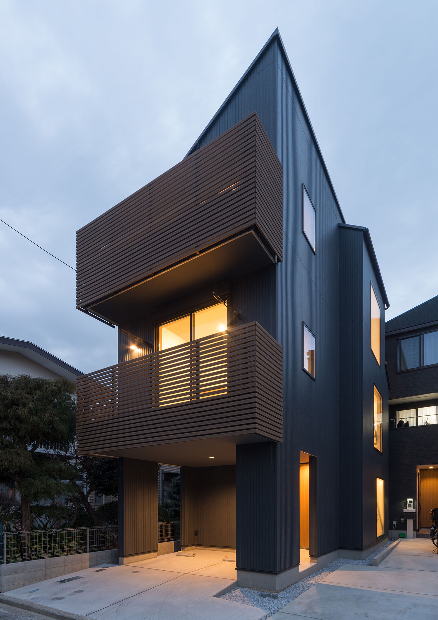 玄関前に駐車スペースがあるベランダのある三階建て住宅・デザイン住宅 注文住宅・デザイン住宅建築実例_『CASE599 日向ぼっこしたくなる階段のある家』_外観