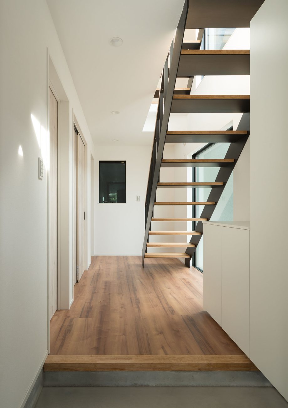 木のスケルトン階段が正面に見える玄関・デザイン住宅 注文住宅・デザイン住宅建築実例_『CASE599 日向ぼっこしたくなる階段のある家』_玄関