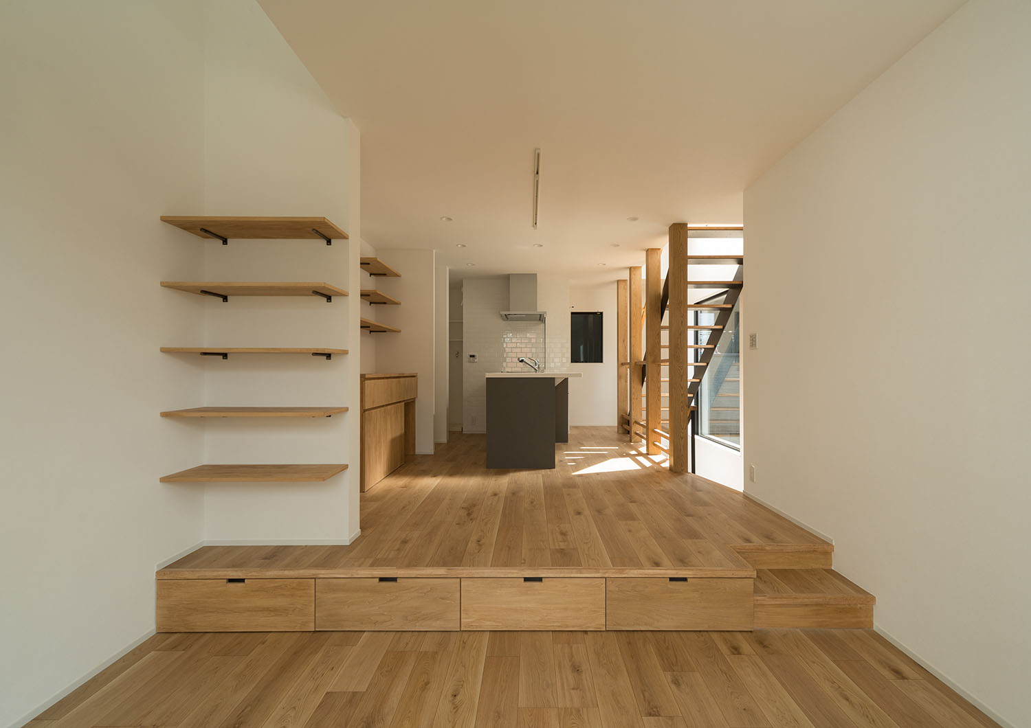 壁付け棚や床下収納を設けたフローリングのLDK・デザイン住宅 注文住宅・デザイン住宅建築実例_『CASE599 日向ぼっこしたくなる階段のある家』_LDK