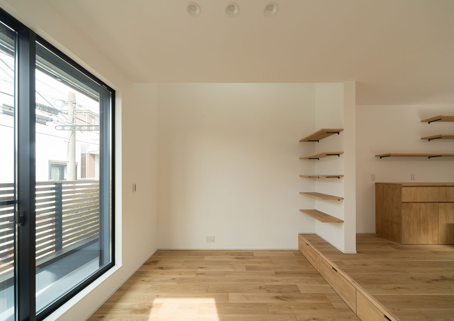 壁際に吹き抜けを作ったベランダに面したLDK・デザイン住宅 注文住宅・デザイン住宅建築実例_『CASE599 日向ぼっこしたくなる階段のある家』_LDK