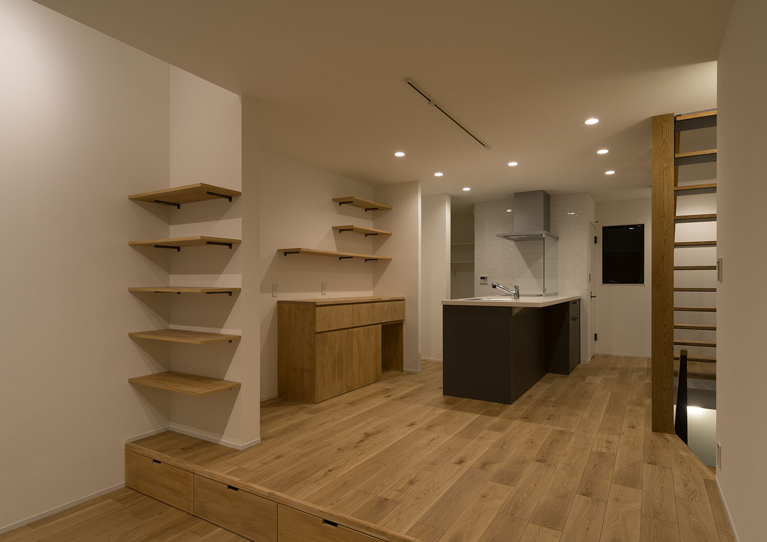 ダウンライトに照らされた床下収納や壁付け棚があるLDK・デザイン住宅 注文住宅・デザイン住宅建築実例_『CASE599 日向ぼっこしたくなる階段のある家』_LDK