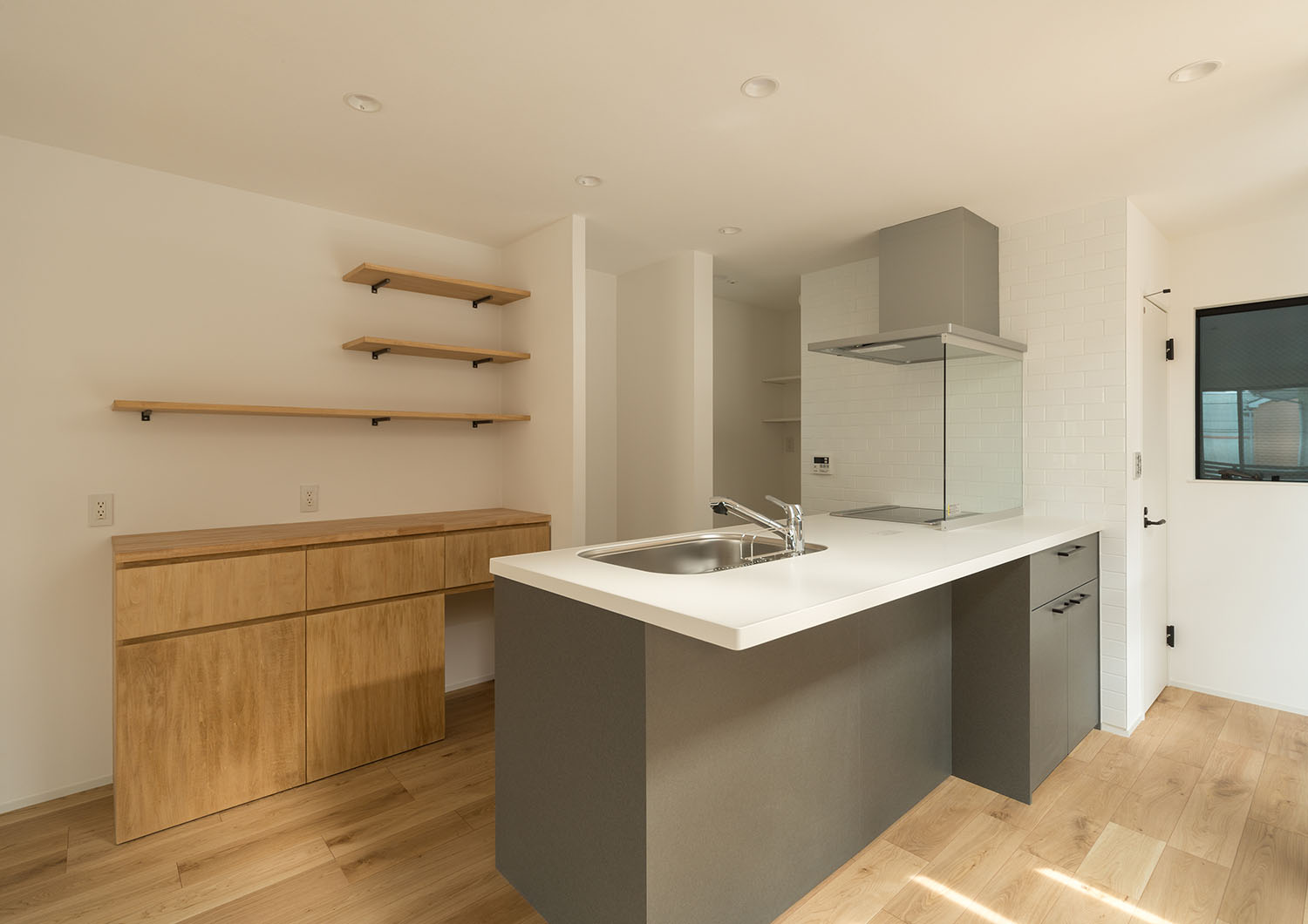 向かい側にカウンターや収納が取り付けられたキッチン・デザイン住宅 注文住宅・デザイン住宅建築実例_『CASE599 日向ぼっこしたくなる階段のある家』_LDK