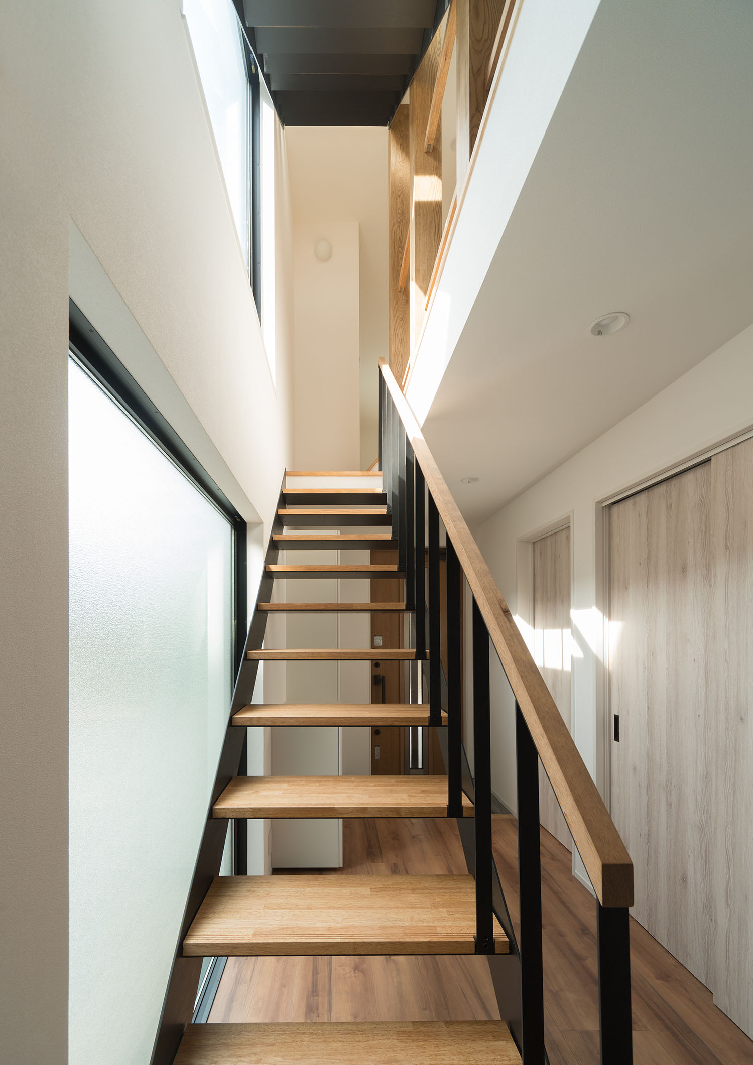 曇りガラスのある壁に面した木製のスケルトン階段・デザイン住宅 注文住宅・デザイン住宅建築実例_『CASE599 日向ぼっこしたくなる階段のある家』_階段