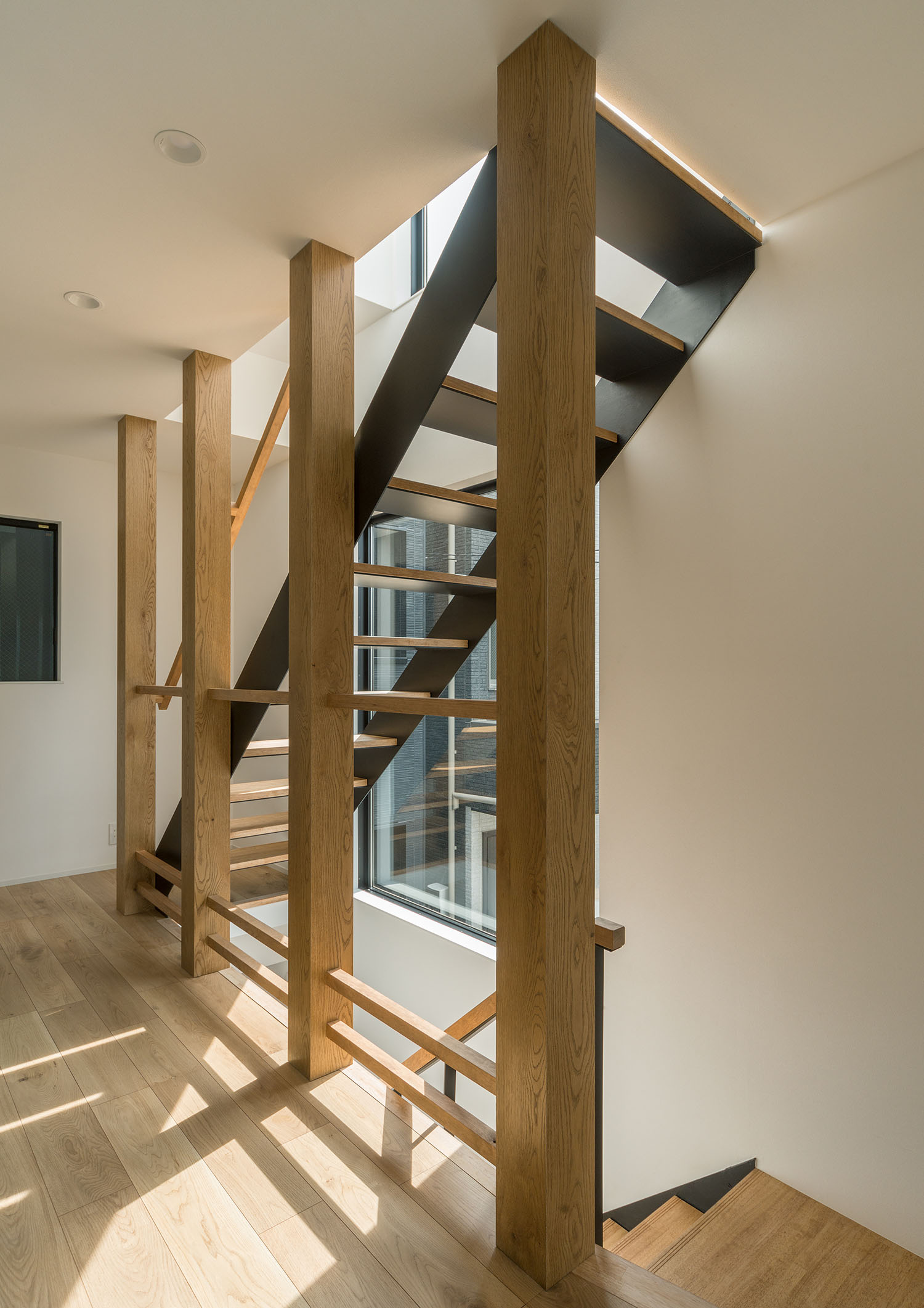 吹き抜けになった階段室・デザイン住宅 注文住宅・デザイン住宅建築実例_『CASE599 日向ぼっこしたくなる階段のある家』_階段