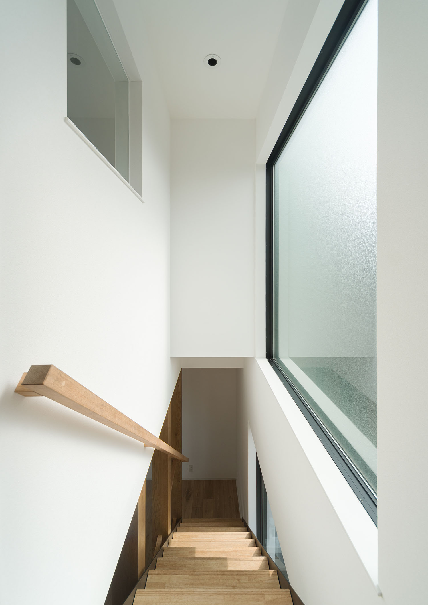外に面した曇りガラスの窓と室内窓がある階段室・デザイン住宅 注文住宅・デザイン住宅建築実例_『CASE599 日向ぼっこしたくなる階段のある家』_階段