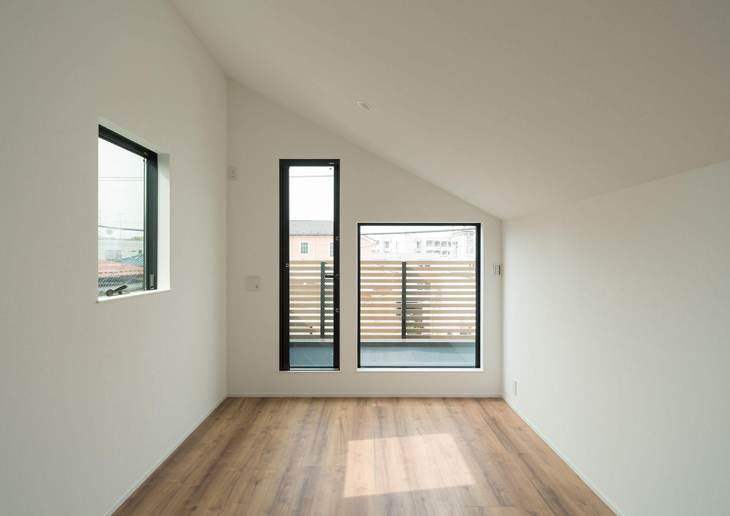 ベランダに面した窓がある母屋下がりの寝室・デザイン住宅 注文住宅・デザイン住宅建築実例_『CASE599 日向ぼっこしたくなる階段のある家』_寝室