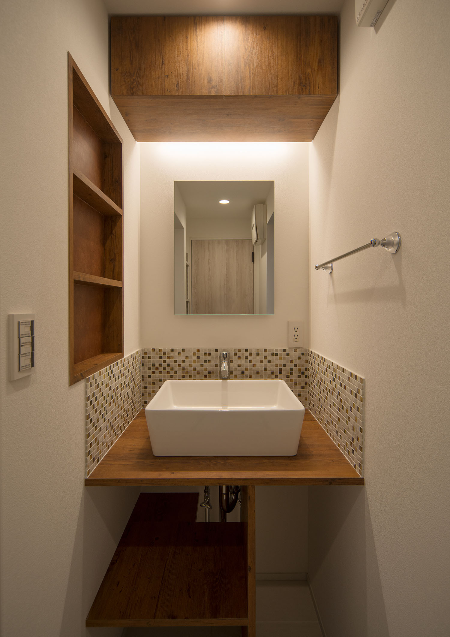 頭上に木の収納を設けた洗面台・デザイン住宅 注文住宅・デザイン住宅建築実例_『CASE599 日向ぼっこしたくなる階段のある家』_浴室・洗面所