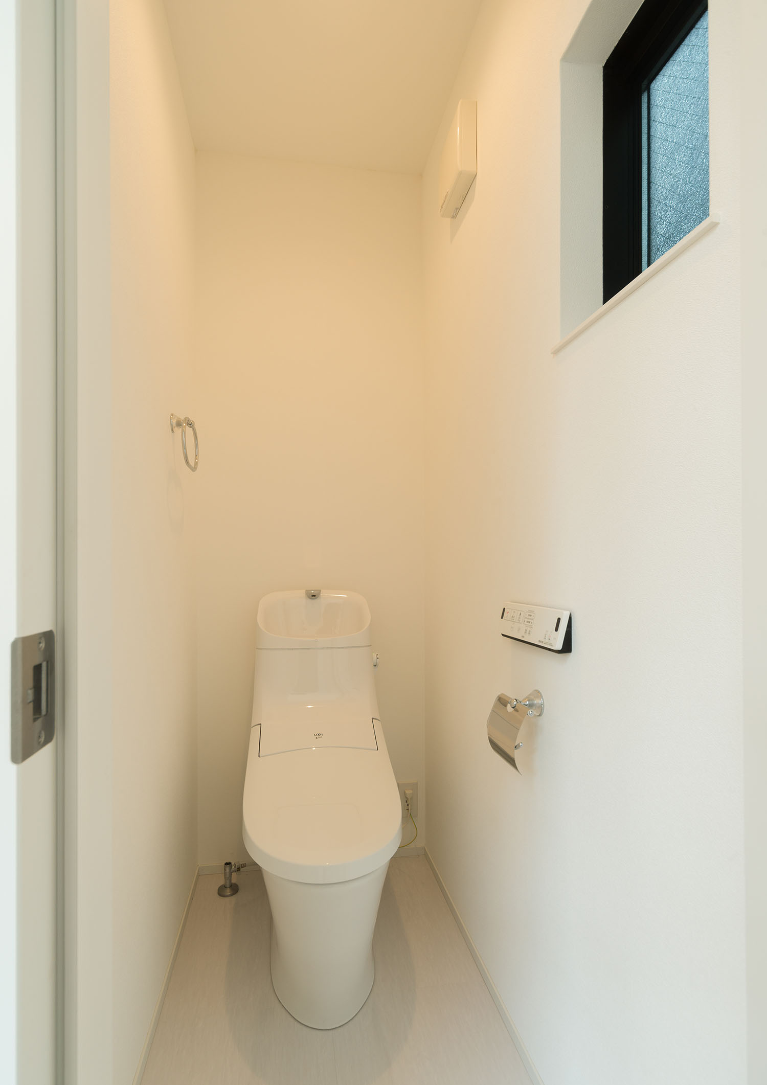 小窓を取り付けた部屋にあるタンク付きトイレ・デザイン住宅 注文住宅・デザイン住宅建築実例_『CASE599 日向ぼっこしたくなる階段のある家』_トイレ