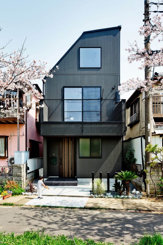 大開口の窓が印象的な外観