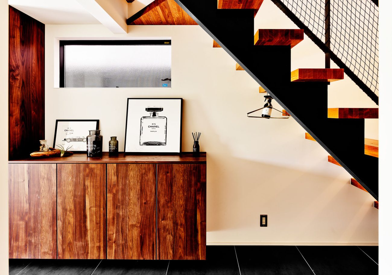 木製のシューズボックスの上にアートやインテリアが飾られた玄関・デザイン住宅 注文住宅・デザイン住宅建築実例_『CASE604 “LIKE”』_玄関