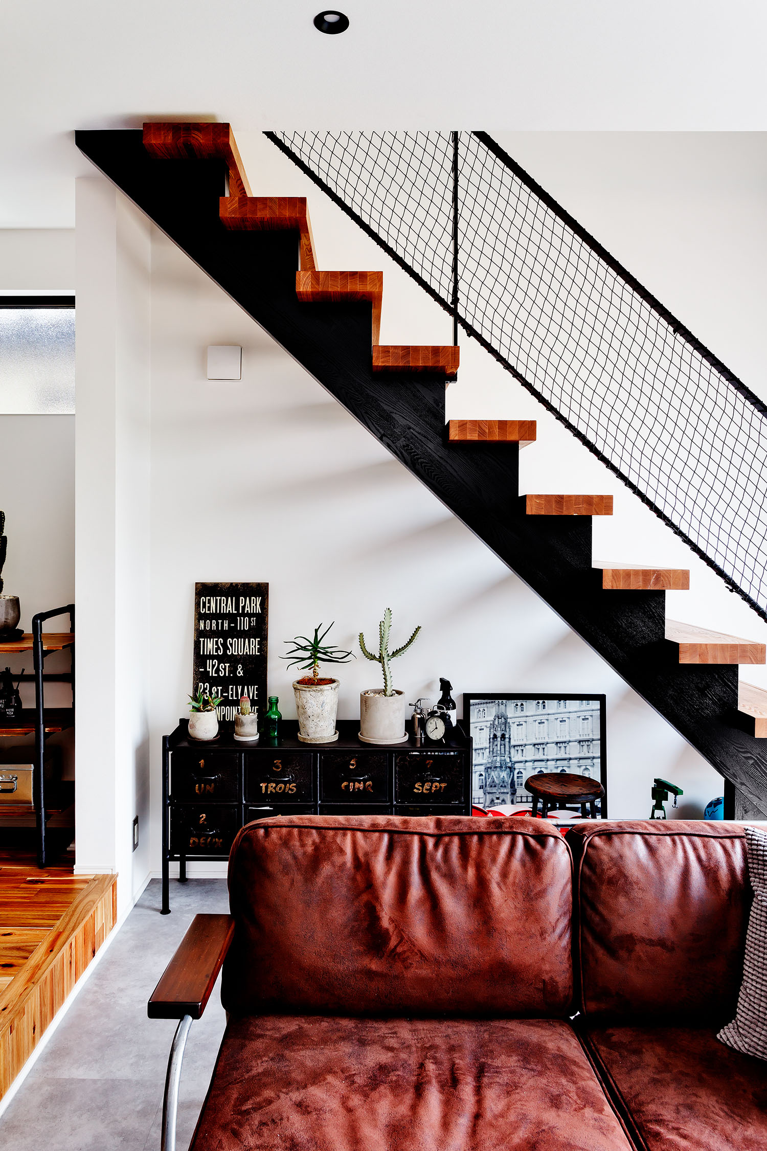 スケルトン階段下のスペースに収納を設けた、ダウンリビングとなったLDK・デザイン住宅 注文住宅・デザイン住宅建築実例_『CASE604 “LIKE”』_LDK