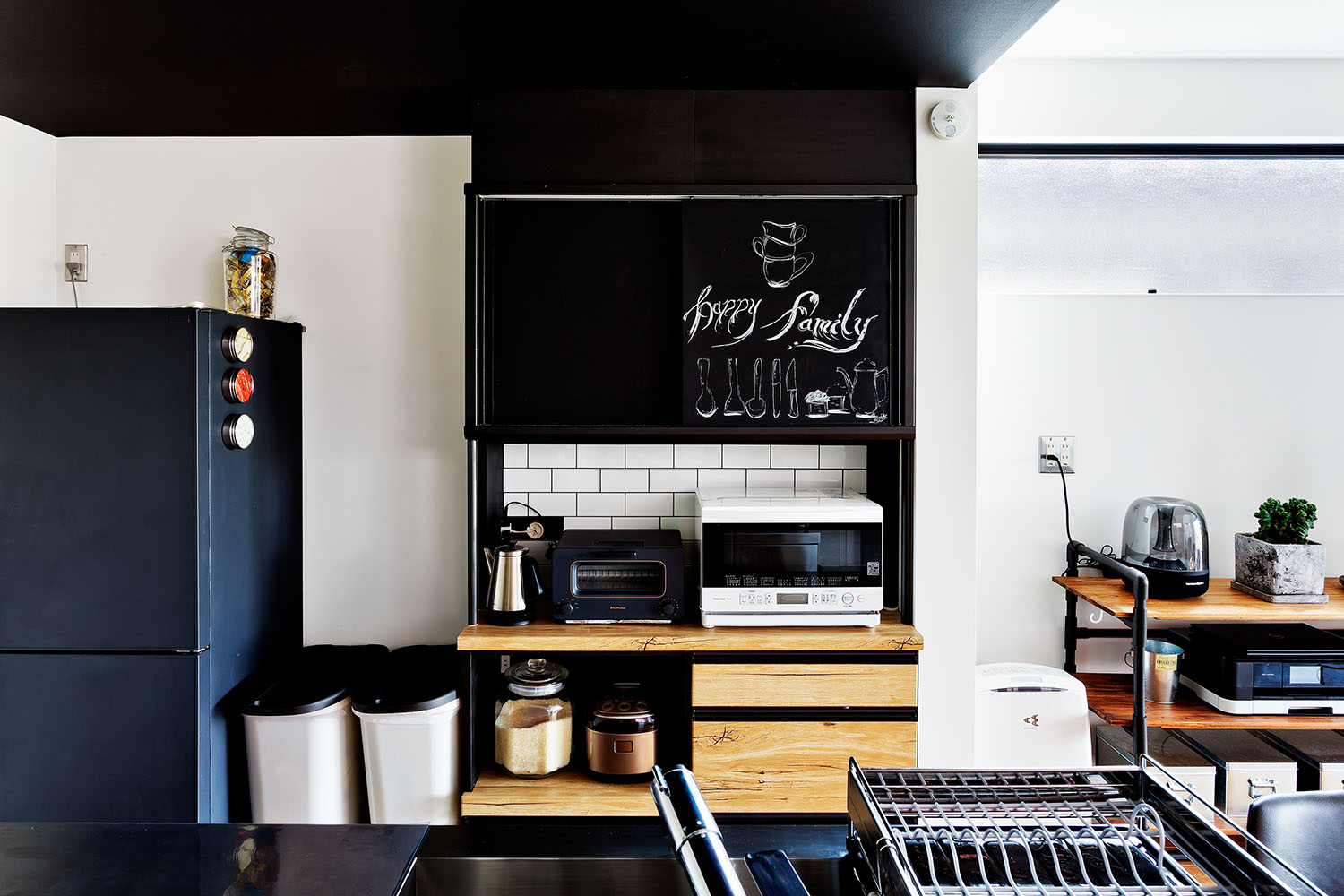 天井や収納を黒で統一したキッチン・デザイン住宅 注文住宅・デザイン住宅建築実例_『CASE604 “LIKE”』_キッチン