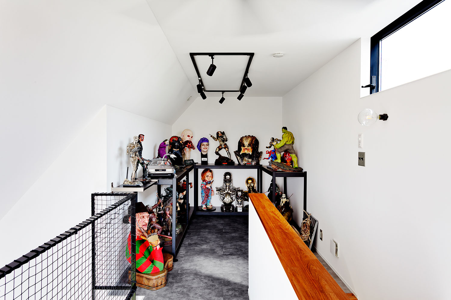 フィギュアを飾ったスポットライト付きのロフト・デザイン住宅 注文住宅・デザイン住宅建築実例_『CASE604 “LIKE”』_フリースペース