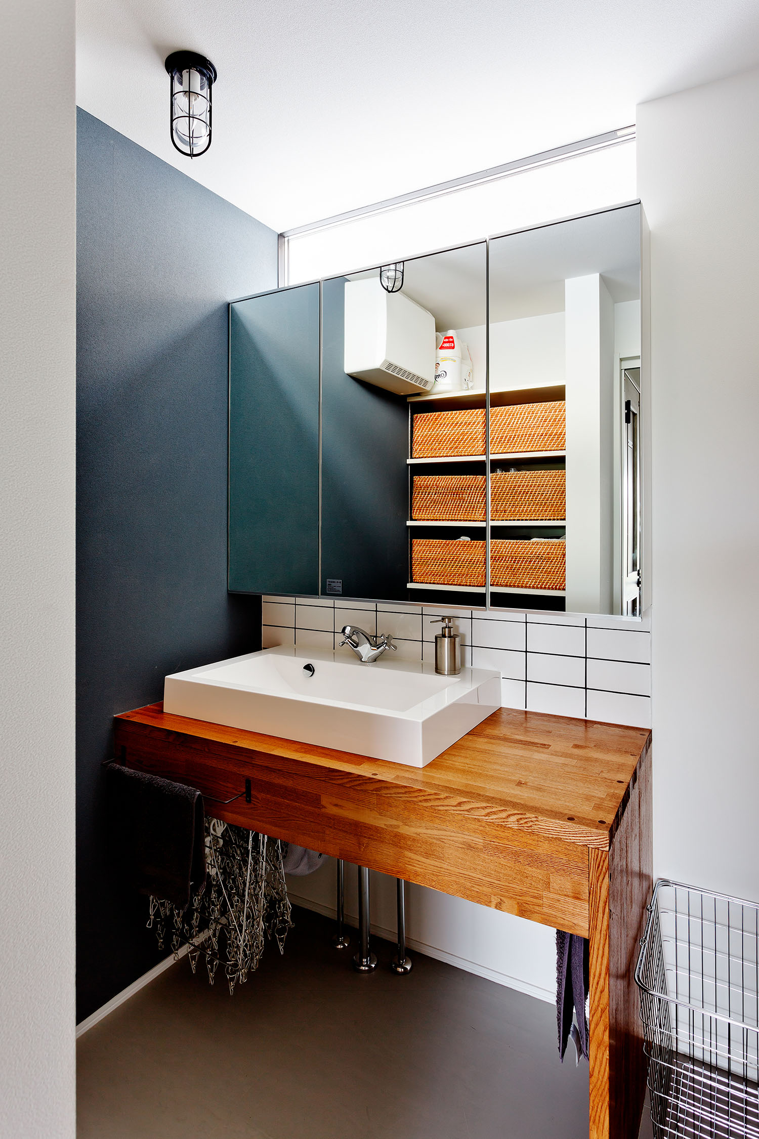 木の洗面台でミラーボックスがある洗面所・デザイン住宅 注文住宅・デザイン住宅建築実例_『CASE604 “LIKE”』_浴室・洗面所