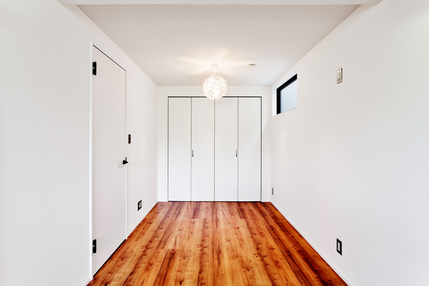 壁と建具が白い、フローリングの個室・デザイン住宅 注文住宅・デザイン住宅建築実例_『CASE604 “LIKE”』_フリースペース