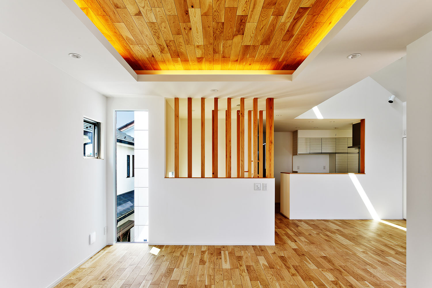 天井の一部が木目になった、木目のルーバーがあるLDK・デザイン住宅 注文住宅・デザイン住宅建築実例_『CASE618 陽が射す家』_LDK