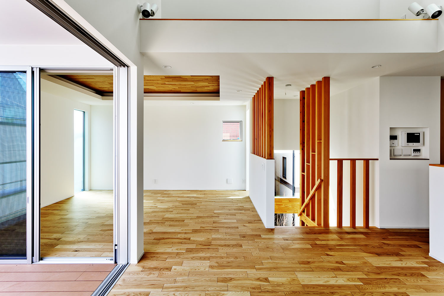 ウッドデッキのバルコニーとフラットに繋がったルーバーのあるLDK・デザイン住宅 注文住宅・デザイン住宅建築実例_『CASE618 陽が射す家』_LDK