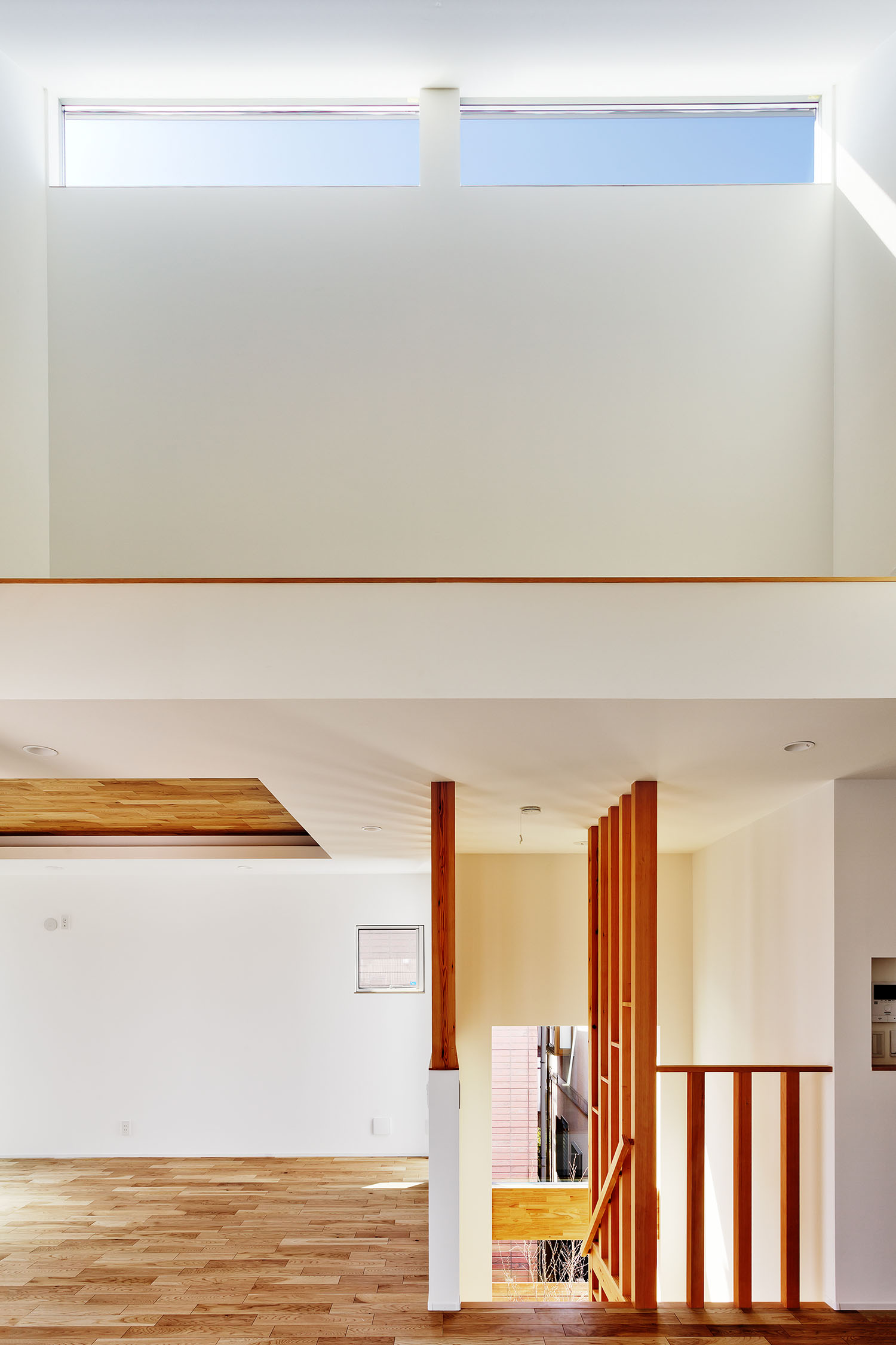 高天井のLDKにある天窓・デザイン住宅 注文住宅・デザイン住宅建築実例_『CASE618 陽が射す家』_LDK