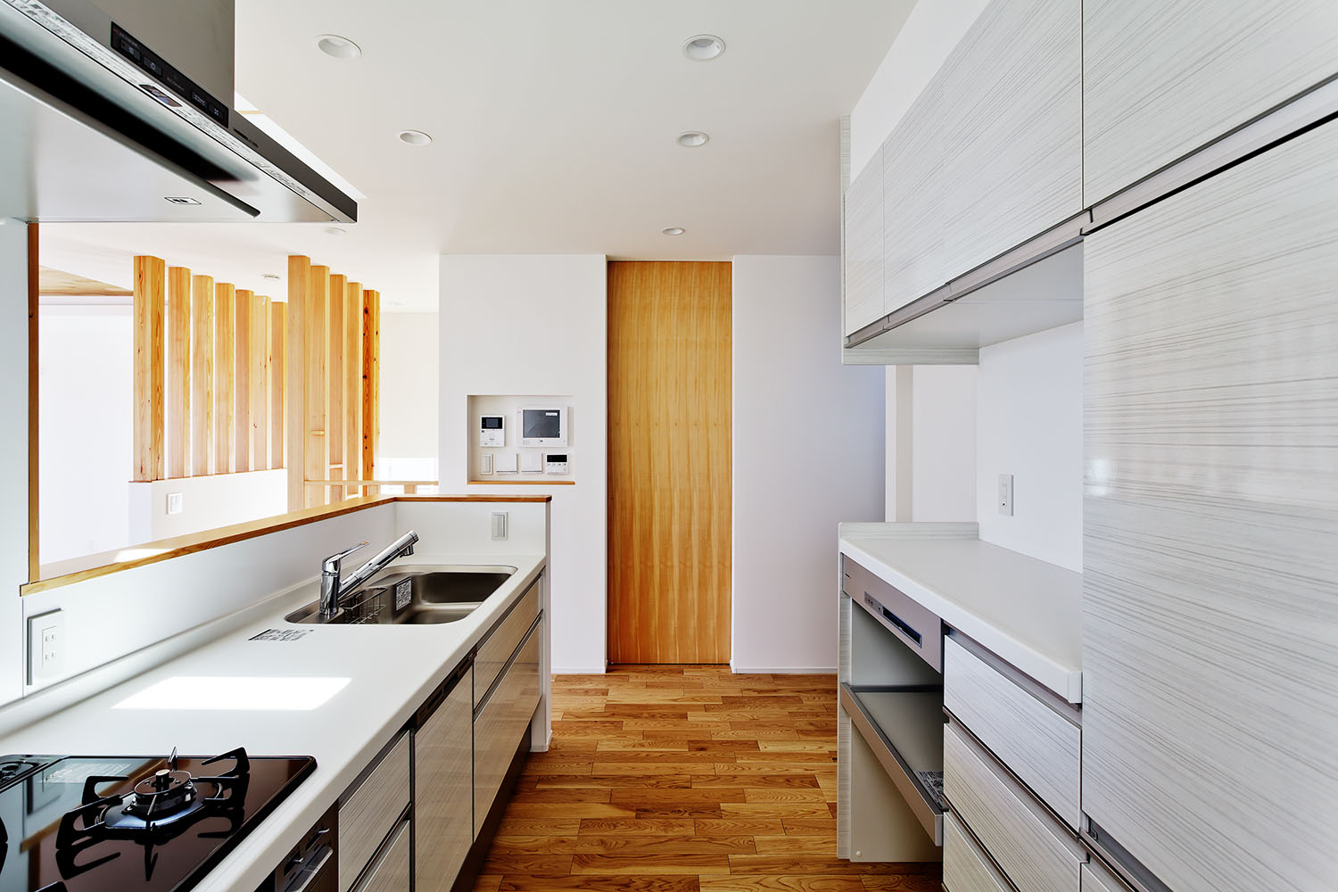 背面にカップボードを設けたキッチン・デザイン住宅 注文住宅・デザイン住宅建築実例_『CASE618 陽が射す家』_キッチン