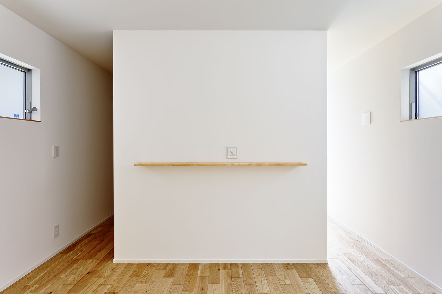 木製の壁付け棚があるフローリングの部屋・デザイン住宅 注文住宅・デザイン住宅建築実例_『CASE618 陽が射す家』_寝室