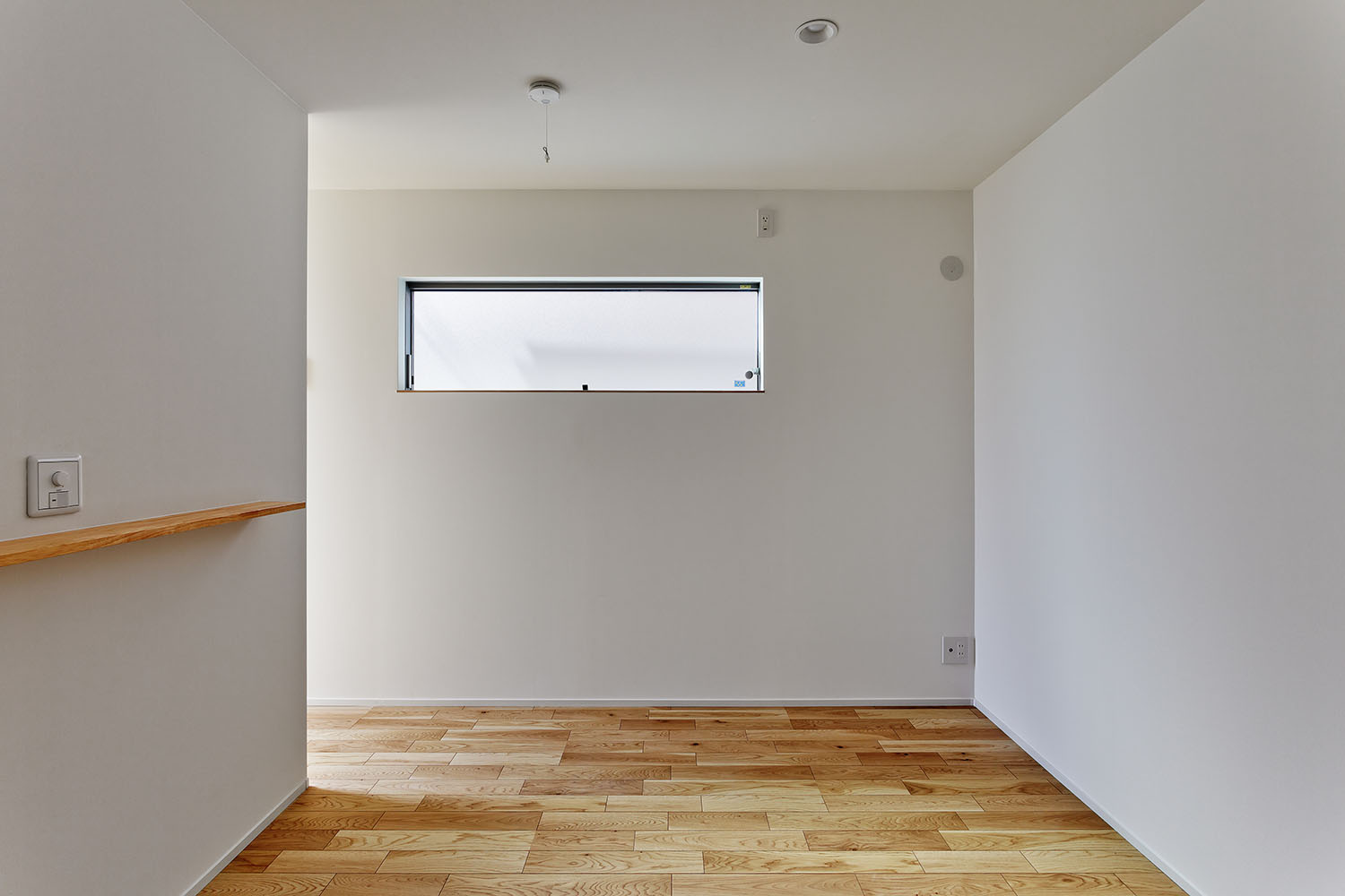 スリット窓のあるフローリングの個室・デザイン住宅 注文住宅・デザイン住宅建築実例_『CASE618 陽が射す家』_寝室