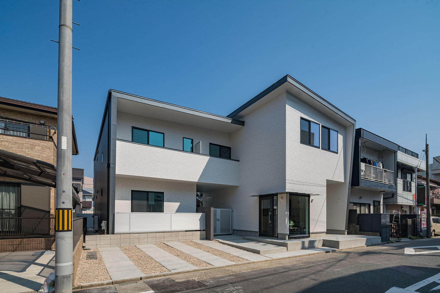 駐車場がついた、白い外壁のアパートメント・デザイン住宅 注文住宅・デザイン住宅建築実例_『CASE623 HOUSest-Life+Cafe』_外観