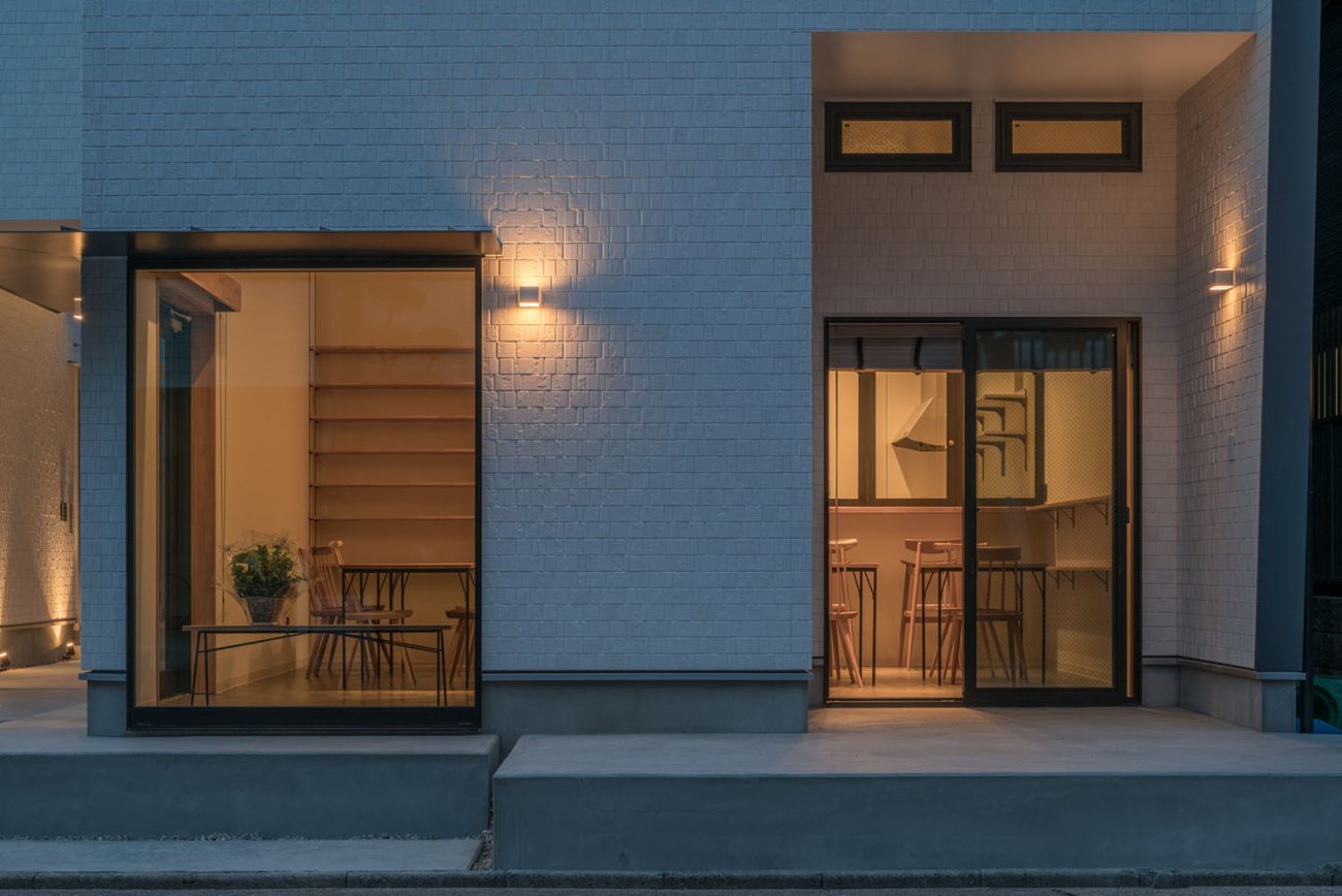 壁に間接照明が取り付けられた白い外壁のカフェ・デザイン住宅 注文住宅・デザイン住宅建築実例_『CASE623 HOUSest-Life+Cafe』_外観
