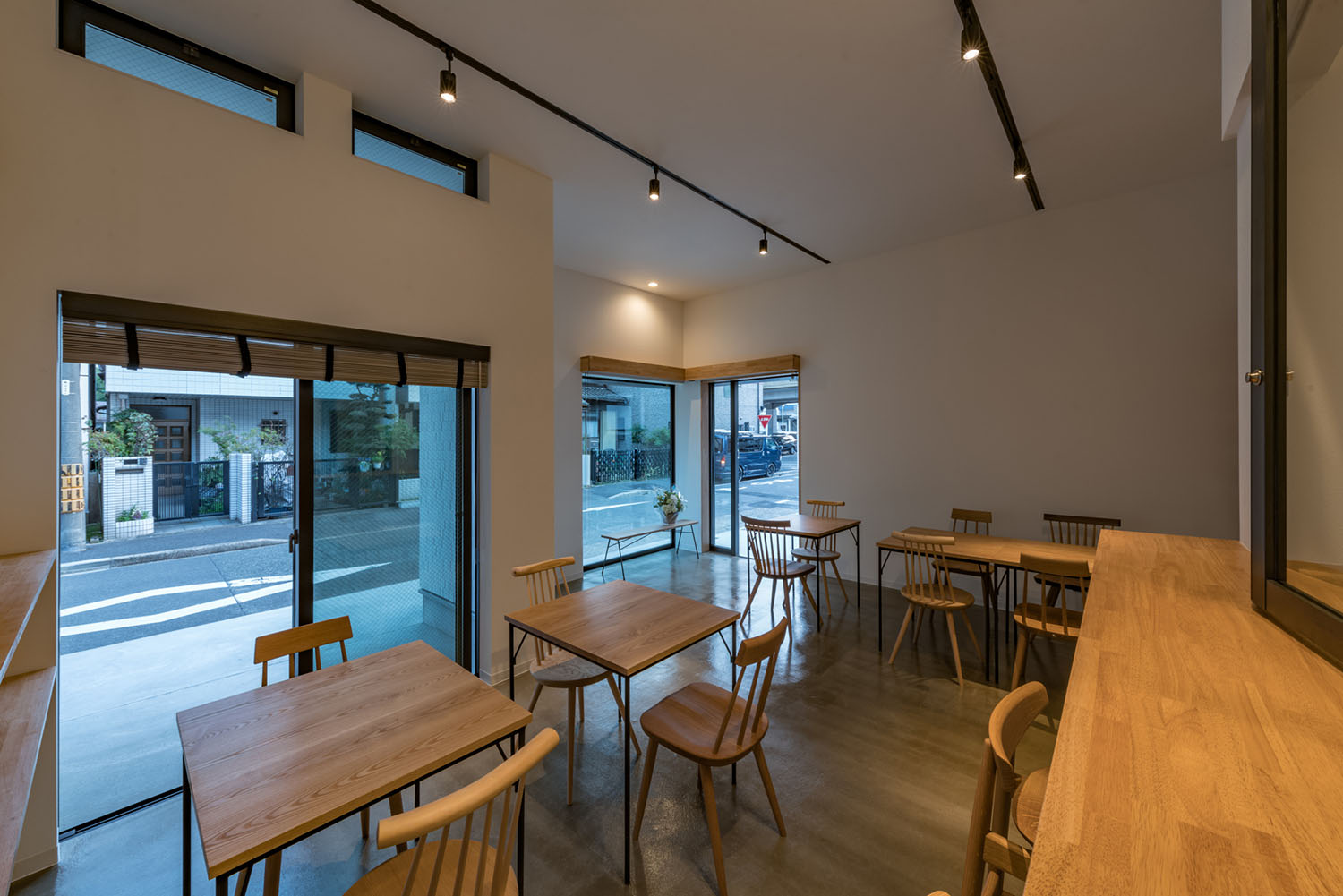 木のテーブルやカウンターが設けられた、外の様子が見えるカフェ・デザイン住宅 注文住宅・デザイン住宅建築実例_『CASE623 HOUSest-Life+Cafe』_LDK