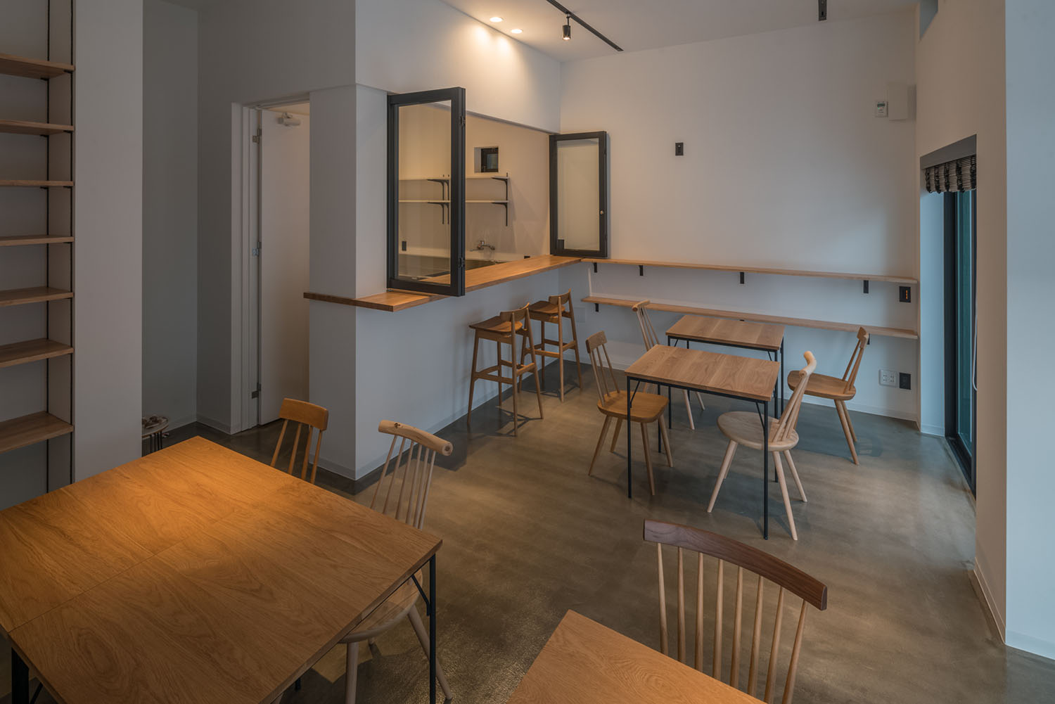 木のテーブルや壁付けのカウンターがあるカフェ・デザイン住宅 注文住宅・デザイン住宅建築実例_『CASE623 HOUSest-Life+Cafe』_LDK