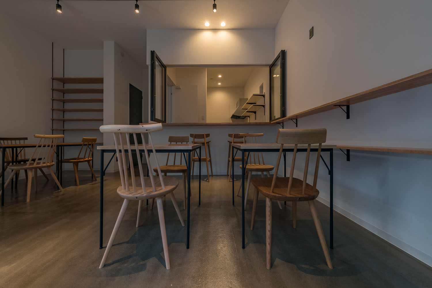 室内窓がある、木の椅子とテーブルが置かれたカフェ・デザイン住宅 注文住宅・デザイン住宅建築実例_『CASE623 HOUSest-Life+Cafe』_LDK