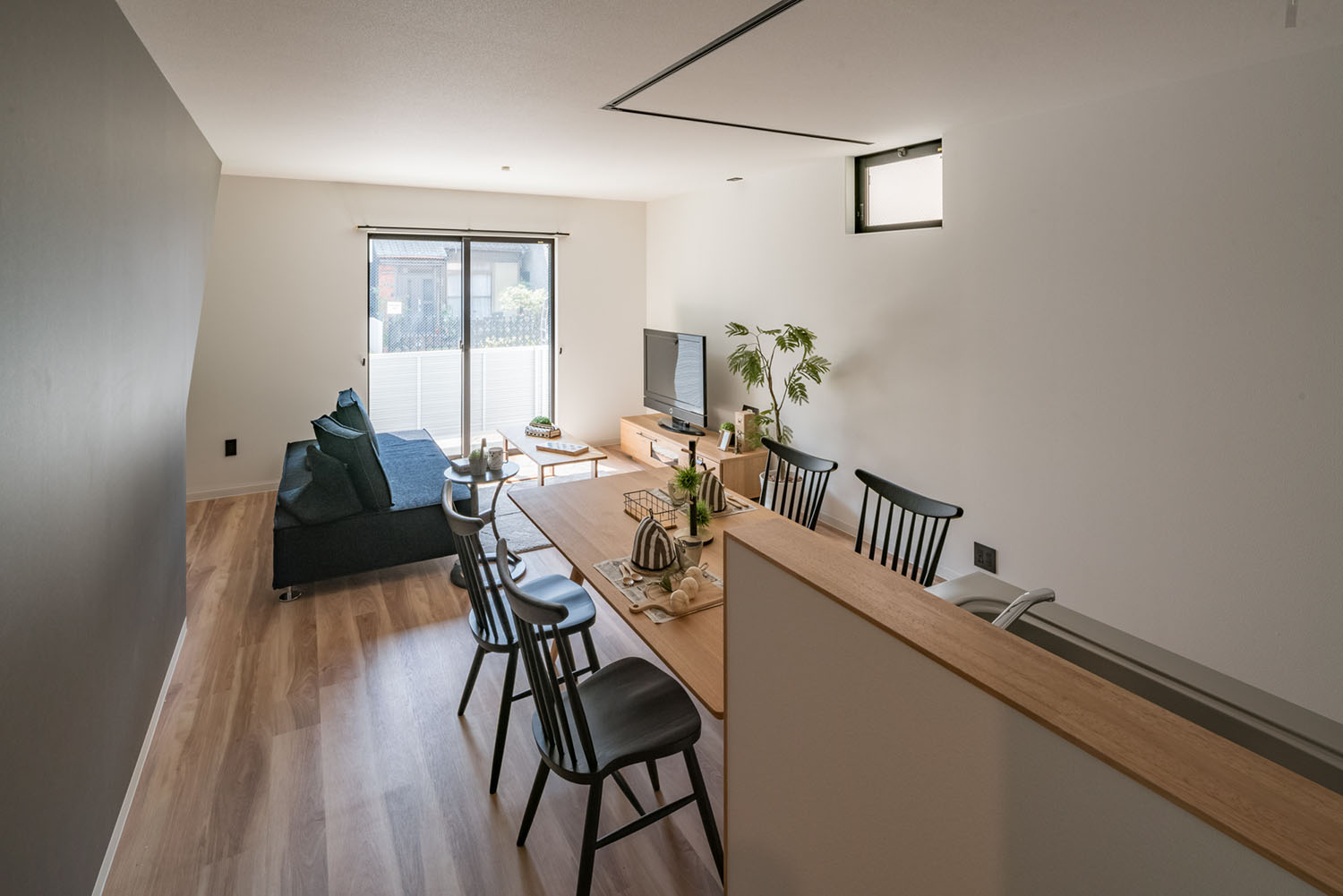 キッチンとダイニング、リビングが一直線に並んだLDK・デザイン住宅 注文住宅・デザイン住宅建築実例_『CASE623 HOUSest-Life+Cafe』_LDK