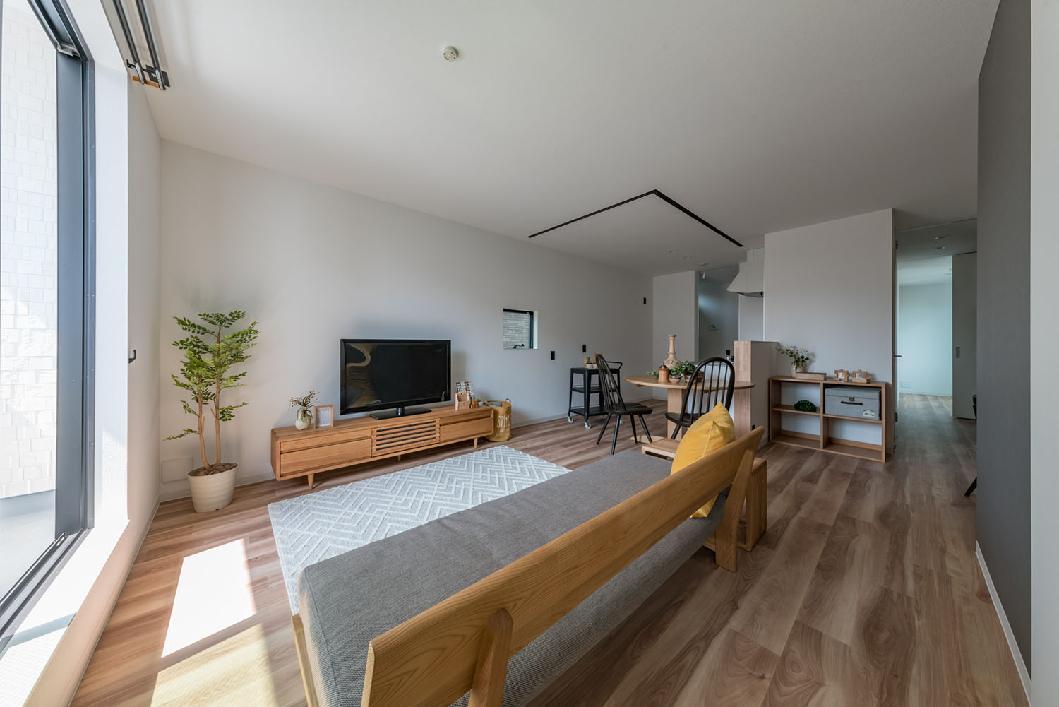 グレーのソファーの前に木製のテレビボードがあるLDK・デザイン住宅 注文住宅・デザイン住宅建築実例_『CASE623 HOUSest-Life+Cafe』_LDK