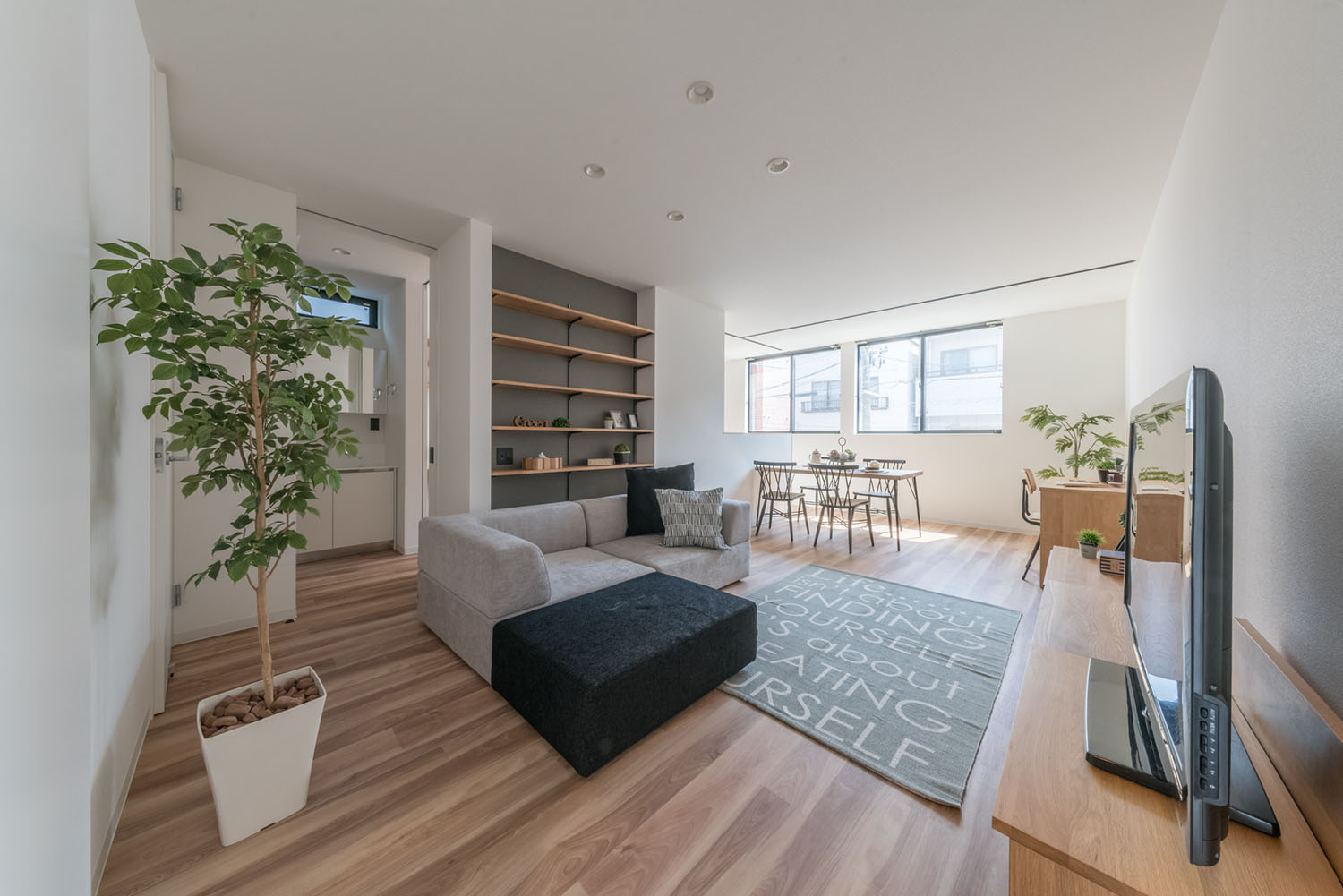 L字ソファーや壁付きの可動棚があるLDK・デザイン住宅 注文住宅・デザイン住宅建築実例_『CASE623 HOUSest-Life+Cafe』_LDK