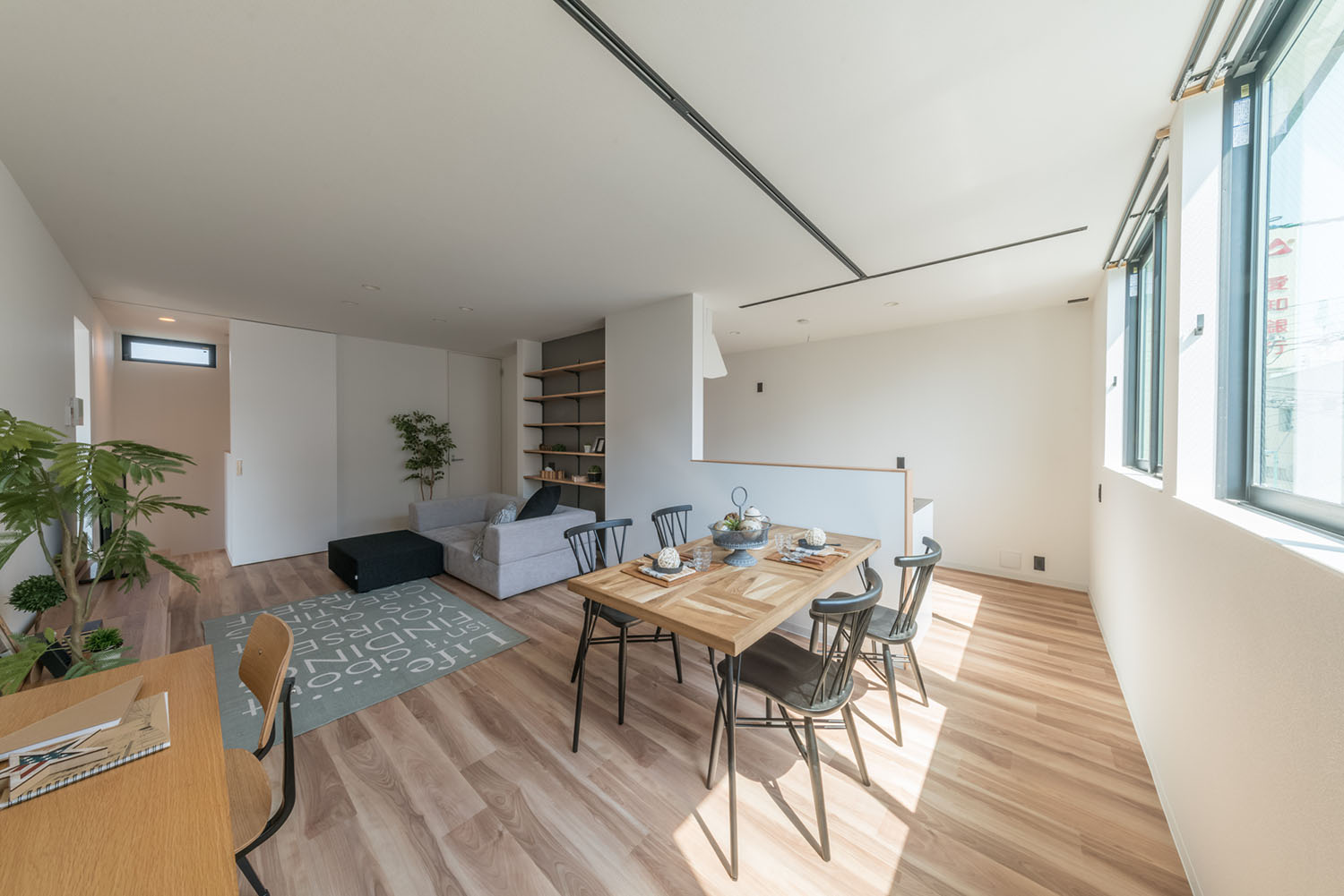 木製の四人掛けのダイニングテーブルがあるフローリングのLDK・デザイン住宅 注文住宅・デザイン住宅建築実例_『CASE623 HOUSest-Life+Cafe』_LDK