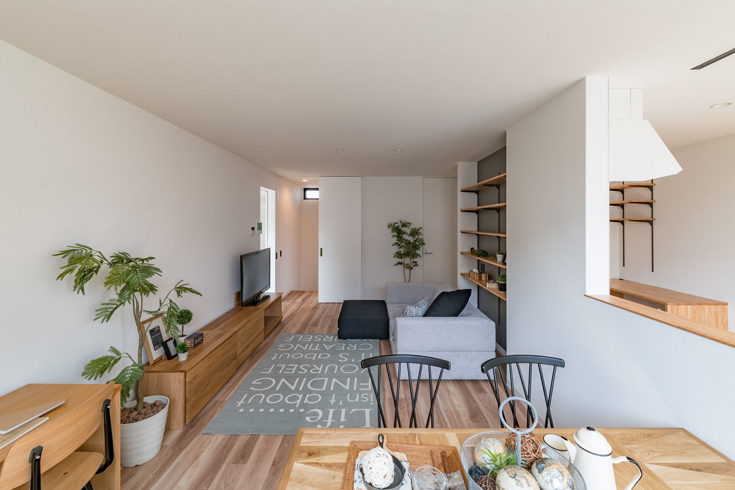 L字ソファーの正面に木製のテレビボードがあるLDK・デザイン住宅 注文住宅・デザイン住宅建築実例_『CASE623 HOUSest-Life+Cafe』_LDK