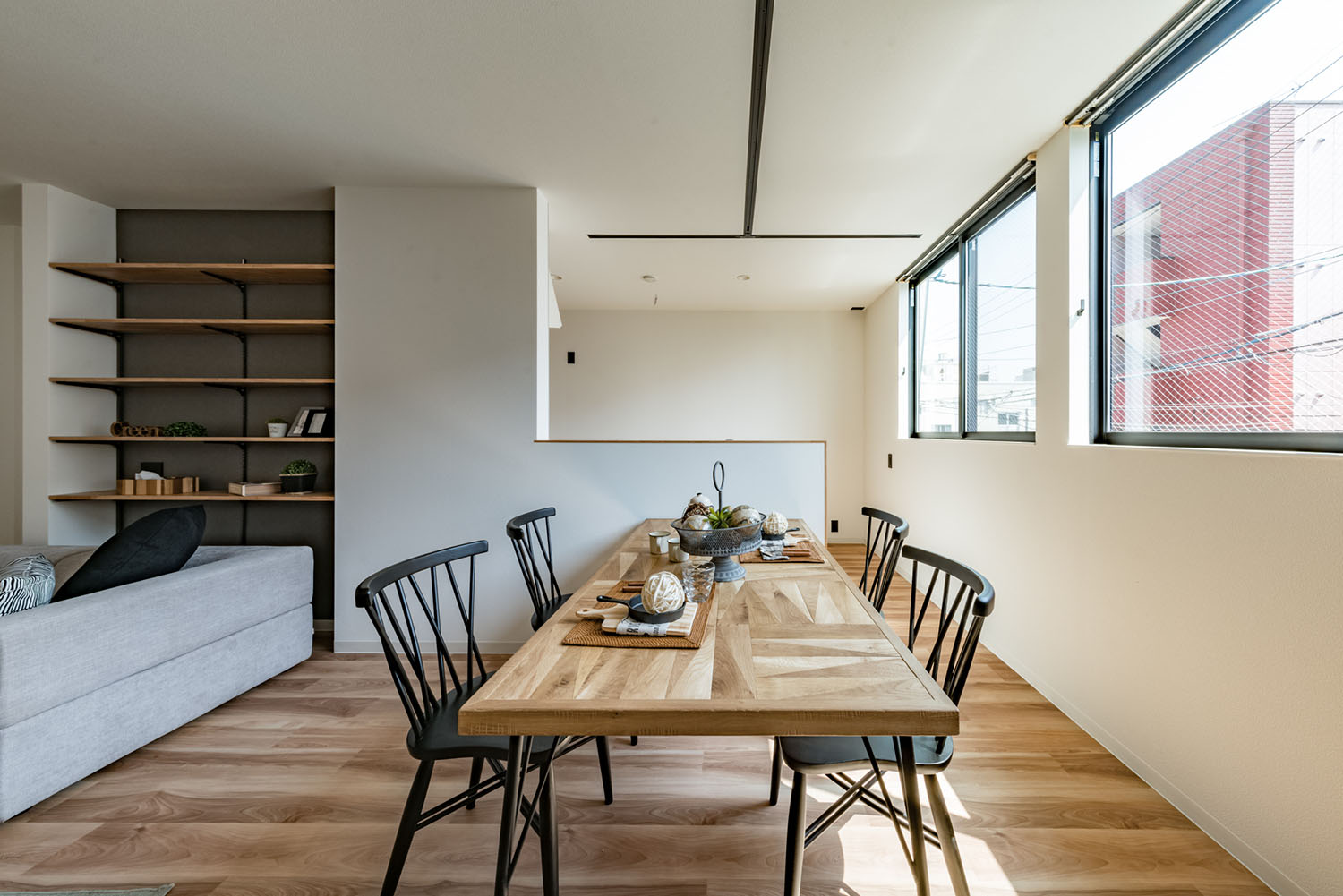 腰壁付きのキッチンの正面に、四人掛けの木製のダイニングテーブルがあるLDK・デザイン住宅 注文住宅・デザイン住宅建築実例_『CASE623 HOUSest-Life+Cafe』_LDK